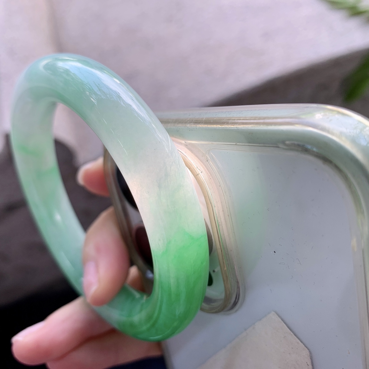 圆条55 56【圈口】56.3/12.4/11.7【编码】A1031021【描述】辣阳绿，水润，种老，细腻，打灯有絮线