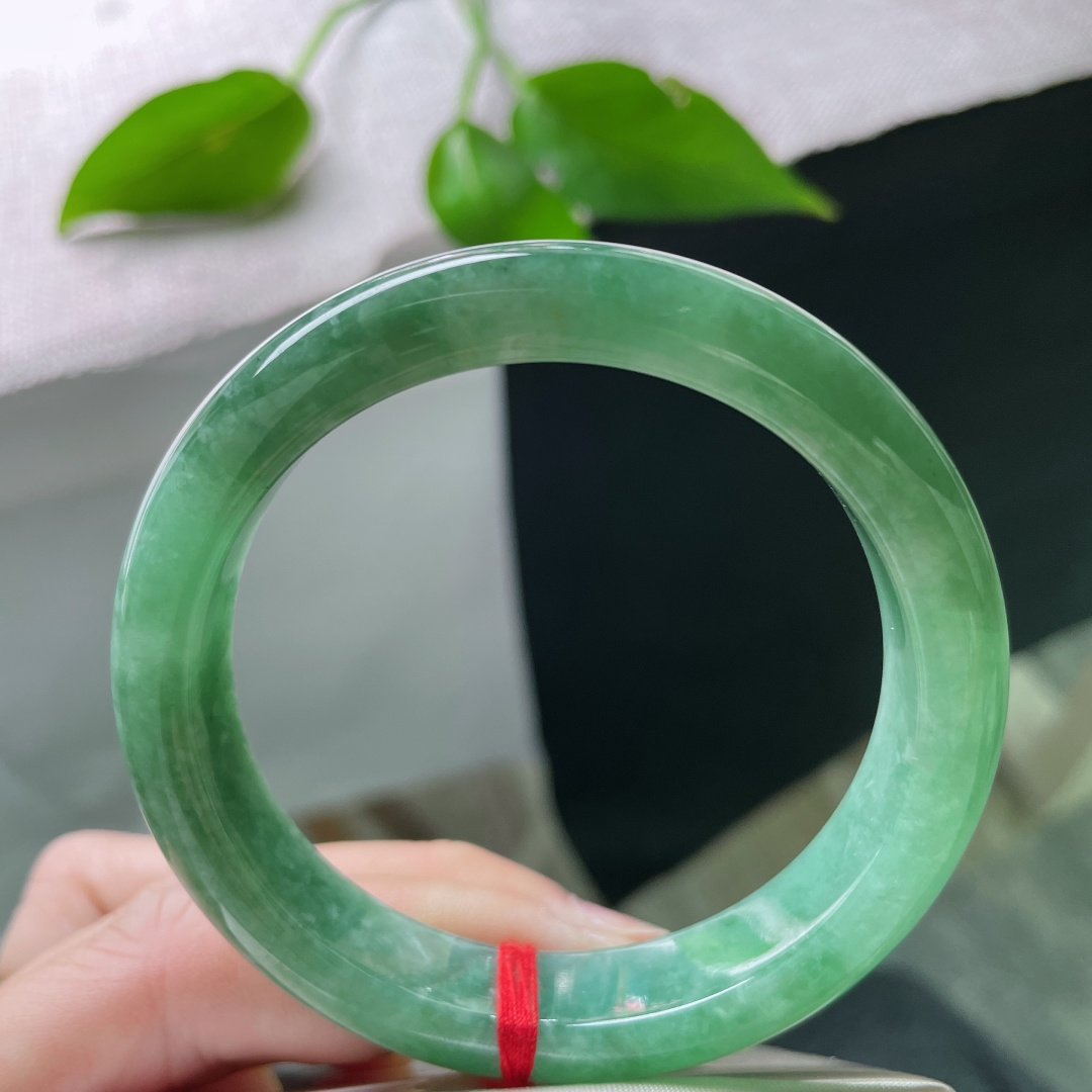 54.9/12/8.2绿色正圈，水润细腻，腕间有玉，岁月从容。有纹，ss50598a