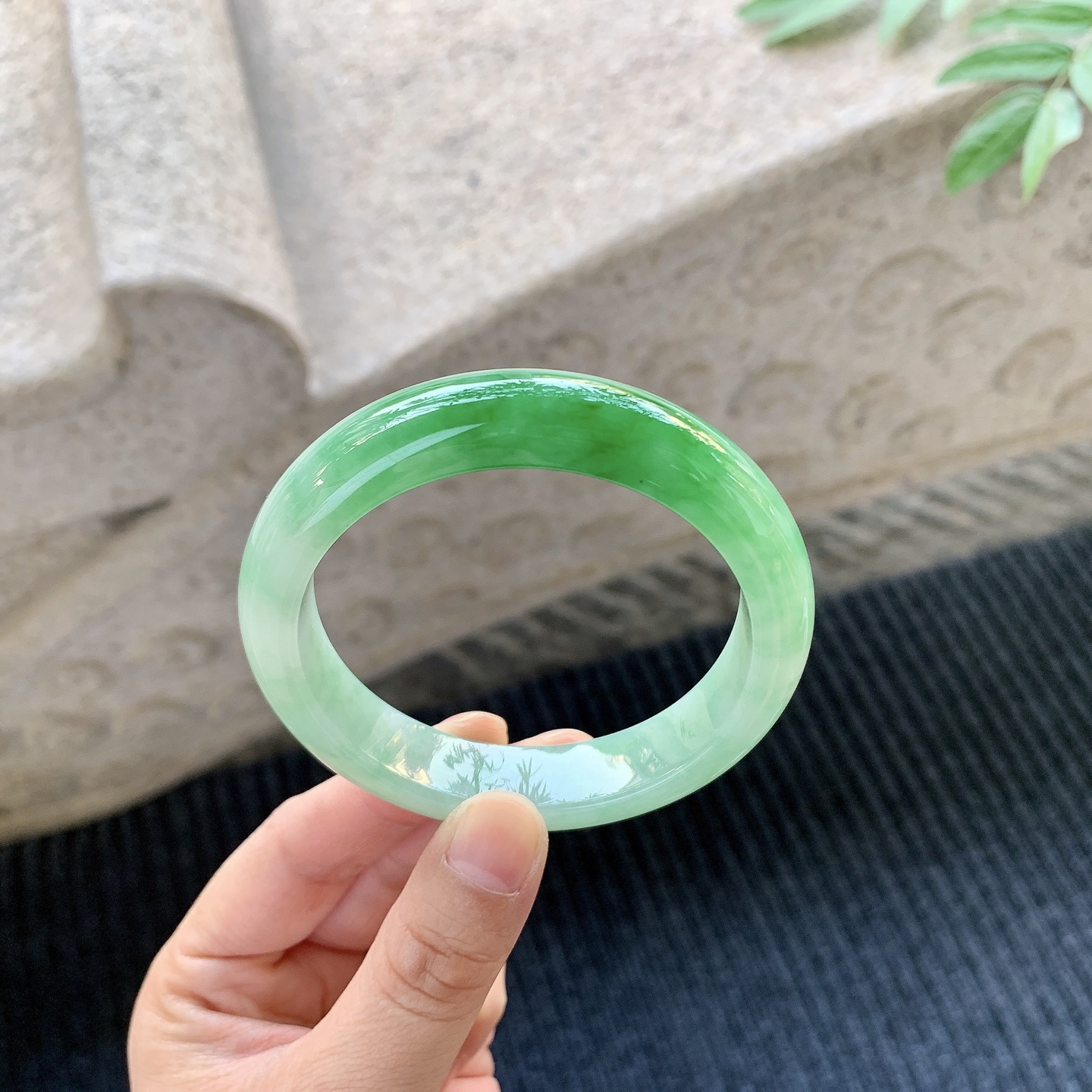 正圈55 56 圈口56/12.7/8.5 糯冰飘绿，水润，种老，细腻，无裂A1011265