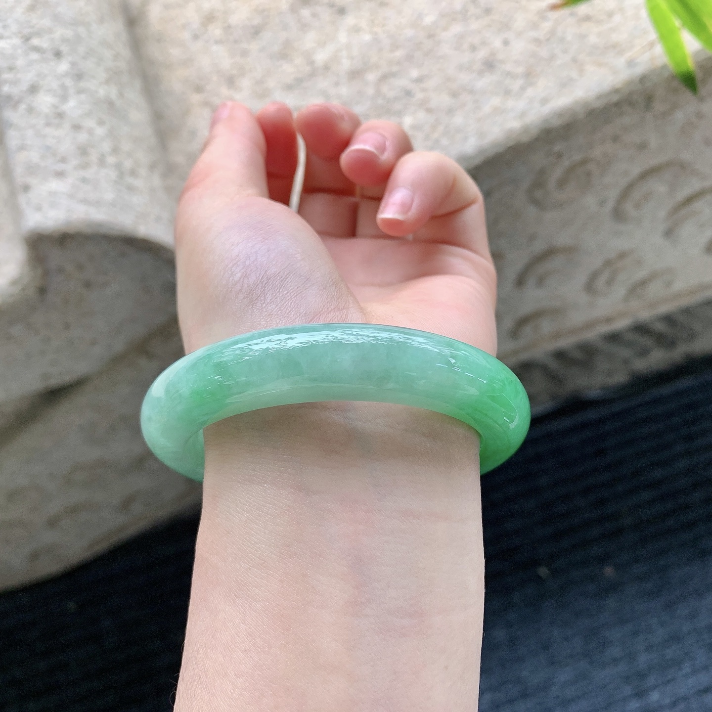 正圈 56 57【圈口】56.2/12.3/9.2【编码】A1011665【描述】糯冰飘阳绿，水润，种老，细腻，无裂