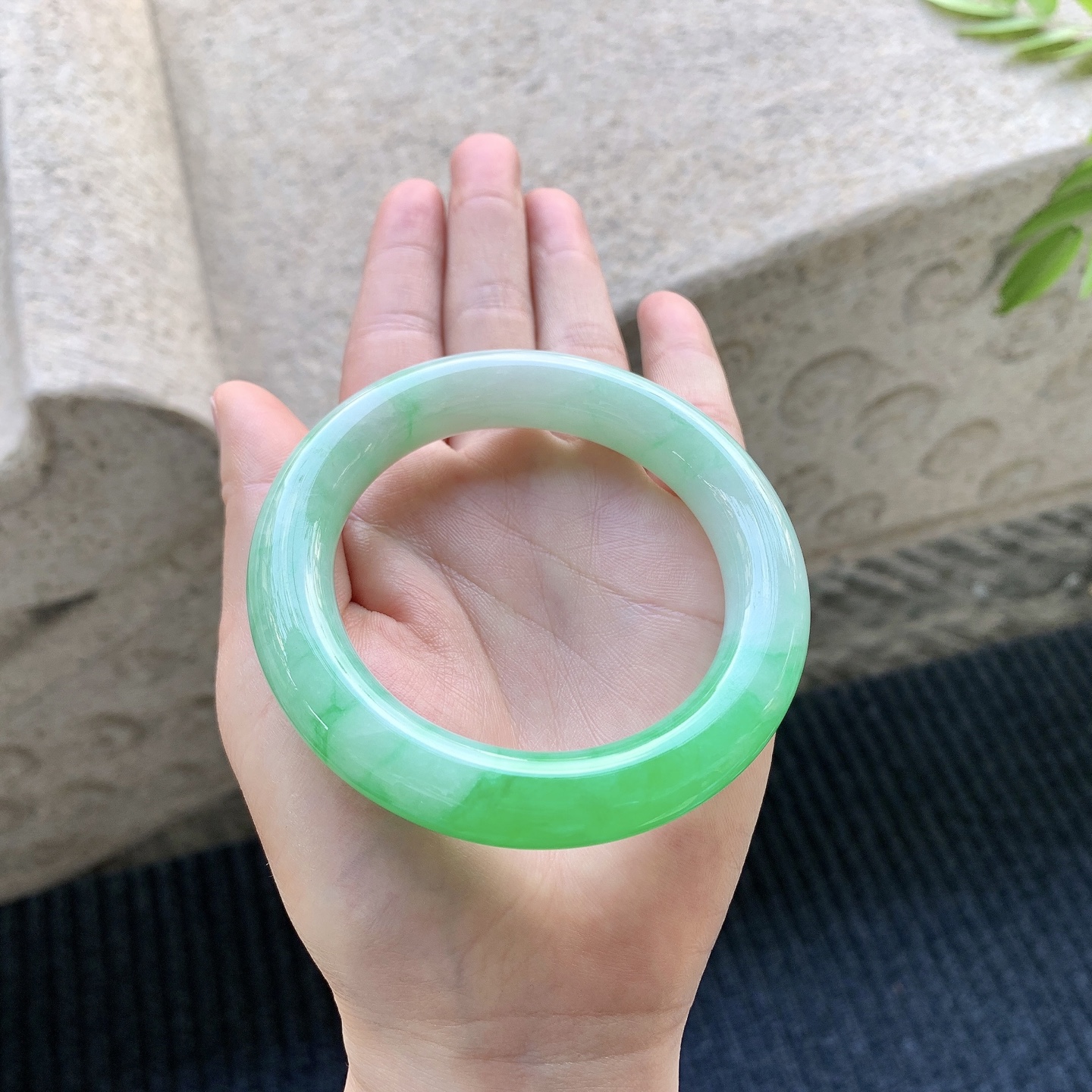 圆条55 56【圈口】56.3/12.4/11.7【编码】A1031021【描述】辣阳绿，水润，种老，细腻，打灯有絮线