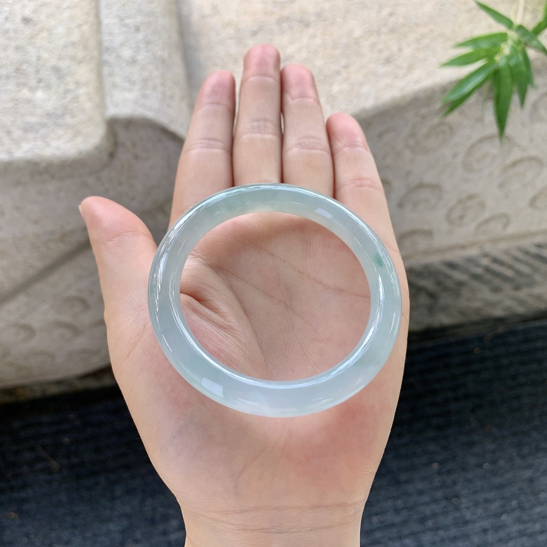 圆条50 51【圈口】51.2/8.6/8.2【编码】FL101429【描述】冰糯晴蓝，水润，种老，细腻，有纹线