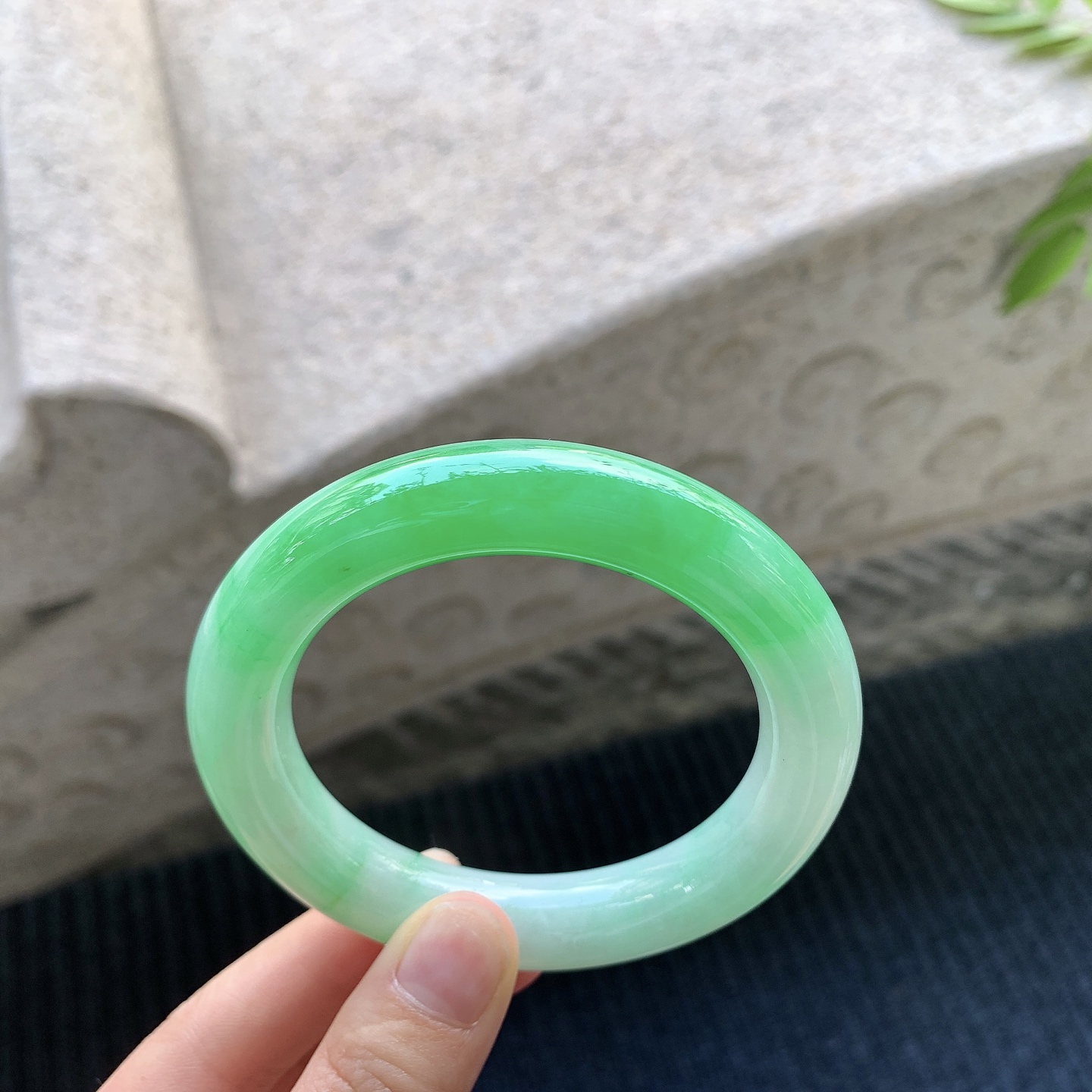 圆条55 56【圈口】56.3/12.4/11.7【编码】A1031021【描述】辣阳绿，水润，种老，细腻，打灯有絮线