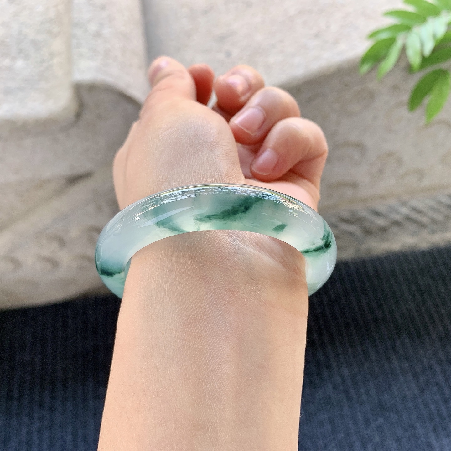 正圈50 51【圈口】51/11.1/8.6【编码】A1011260【描述】冰种飘花，清透，水润，种老，细腻，无裂