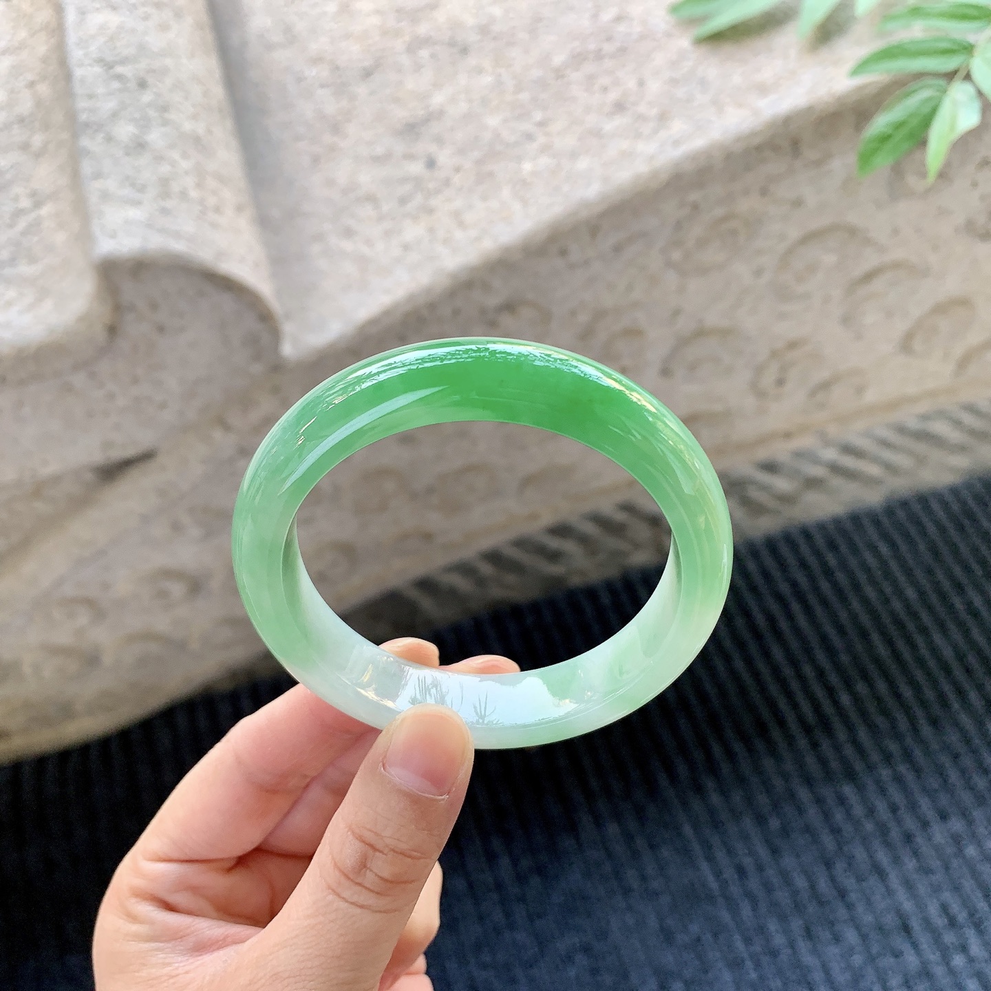 正圈55 56【圈口】56/12.7/8.2【编码】A1011163【描述】冰糯辣绿，水润，种老，细腻，无裂