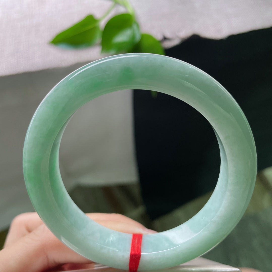 56/11.9/9.9，绿底正圈，镯型厚装饱满，细润，清新自然，活力满满，无裂，ss50572a