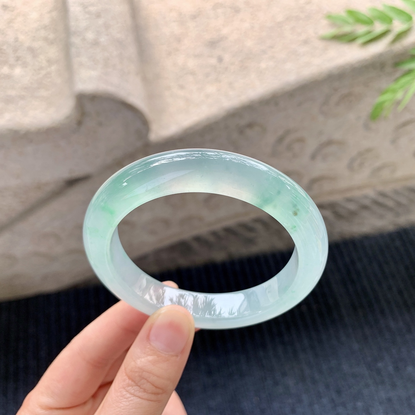 正圈54 55【圈口】55.4/11.7/8.8【编码】HT012220【描述】冰种飘绿，清透，水润，种老，细腻，打灯有絮线