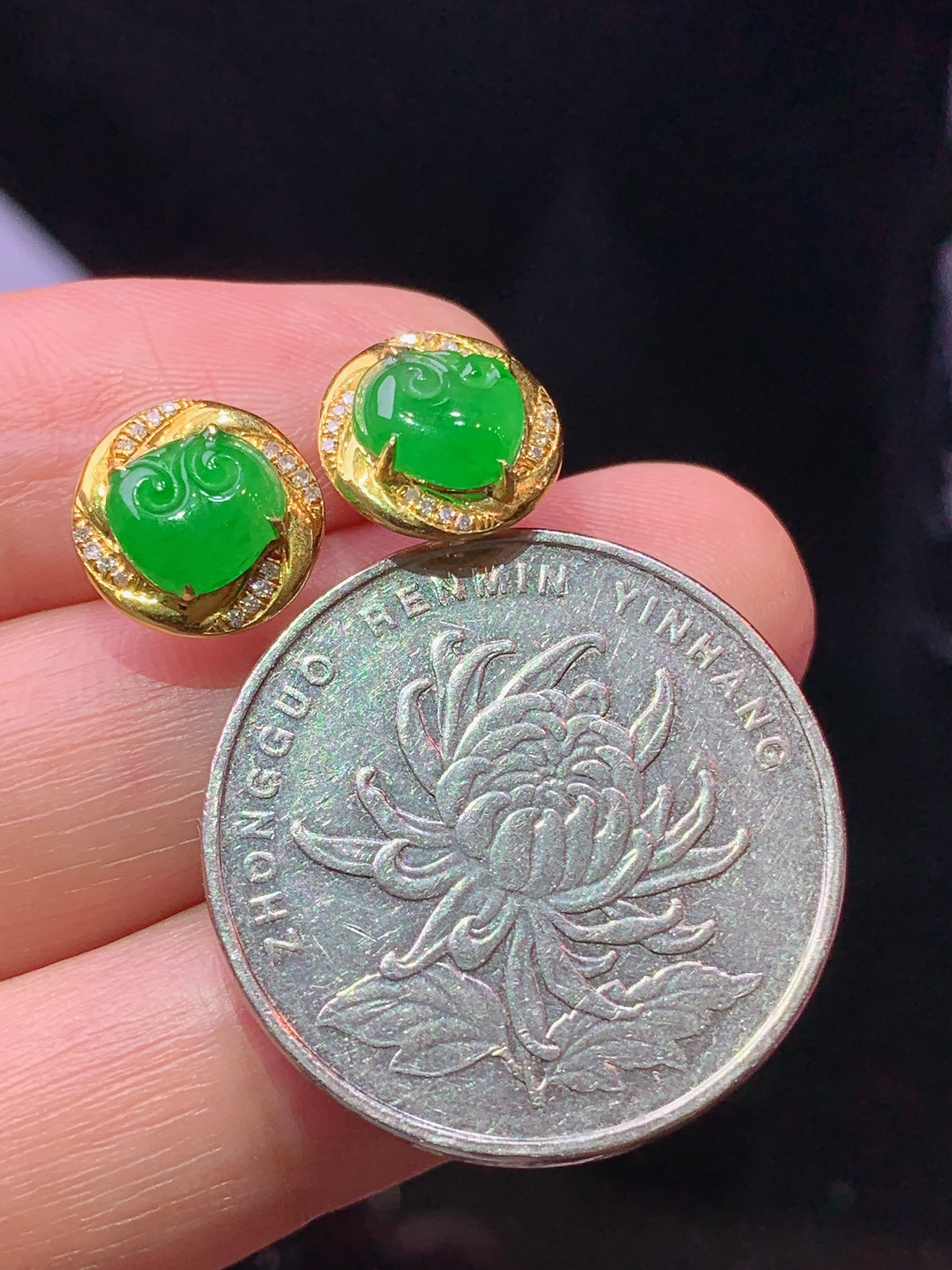 18k金钻镶嵌翠绿如意耳钉 玉质细腻 色泽艳丽清新 水润亮眼 整体尺寸9.8*3yz