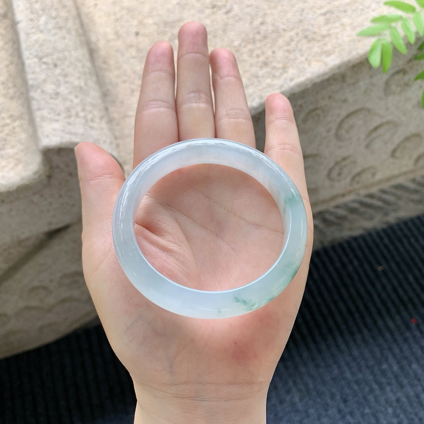 正圈53 54【圈口】54.5/11.4/8【编码】FL041233【描述】冰糯飘花，水润，种老，细腻，打灯有棉线