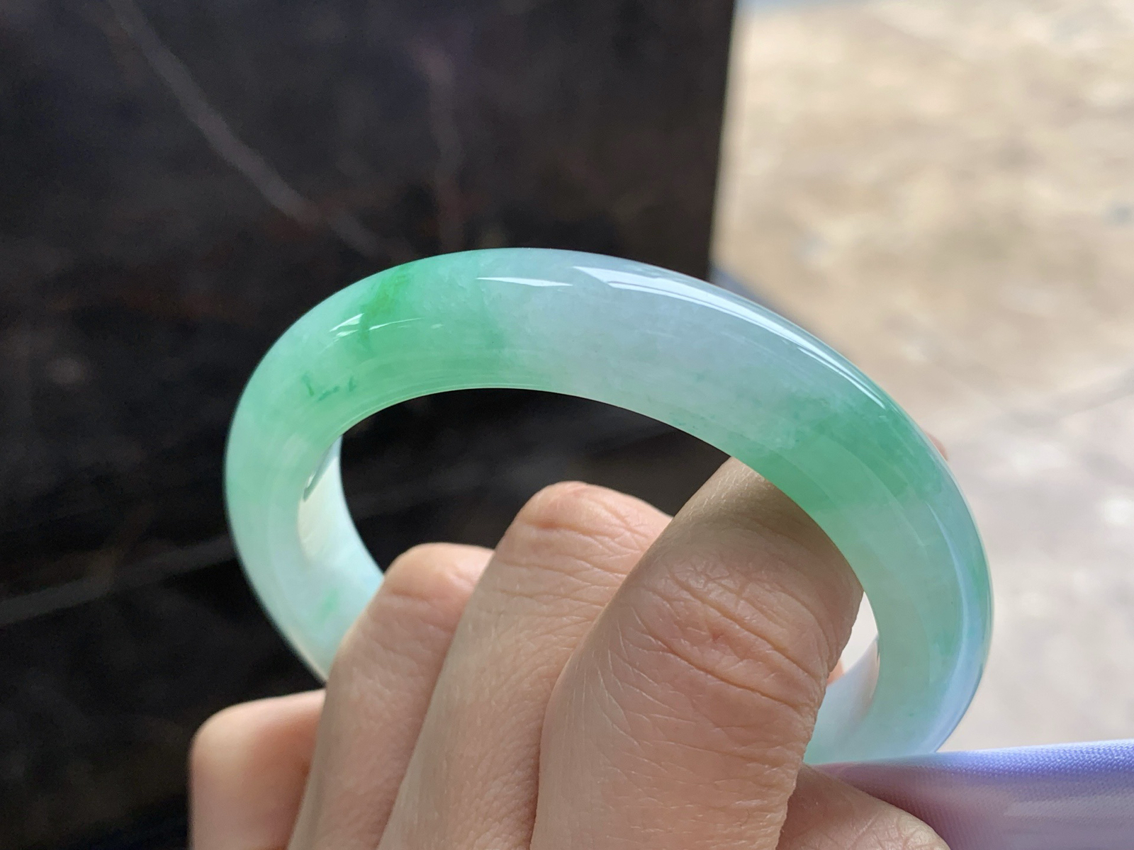 52-10.8-8.5

带色手镯^_^色阳 玉质温润 清新