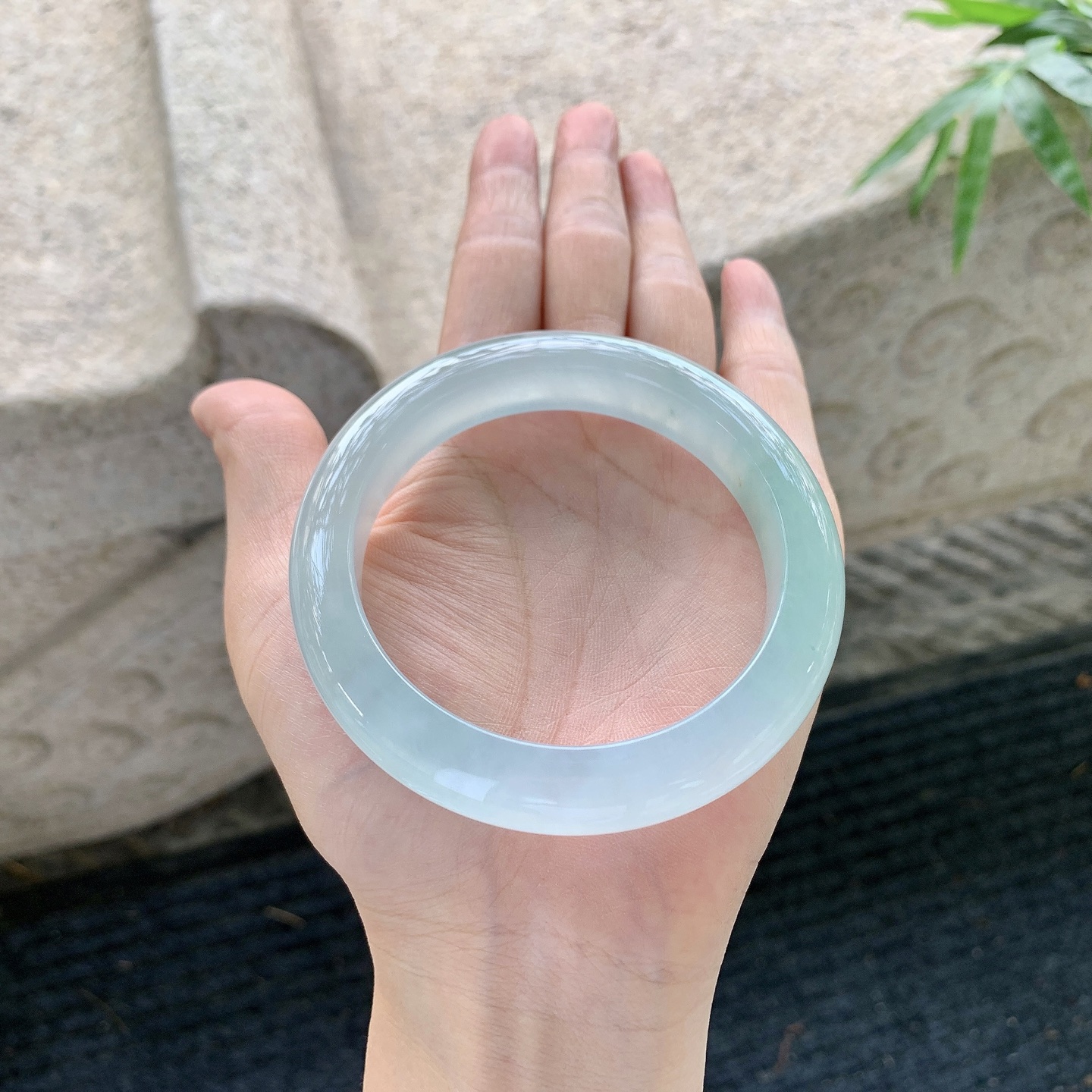 正圈57 58【圈口】58.3/12.3/9.5【编码】BA120768【描述】冰糯晴底，水润，种老，细腻，打灯有絮线