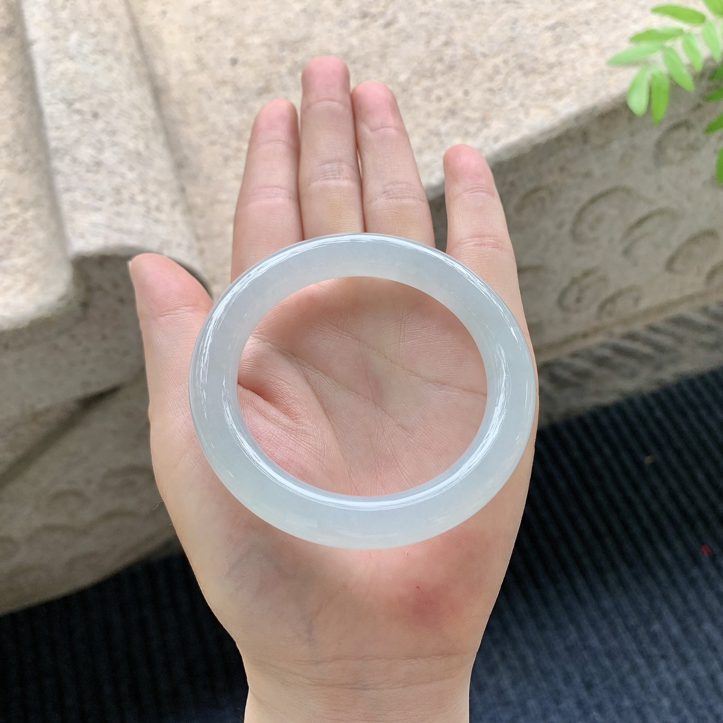 圆条52 53【圈口】52.8/10/10【编码】YT041223【描述】糯冰底色，水润，种老，细腻，打灯有絮线