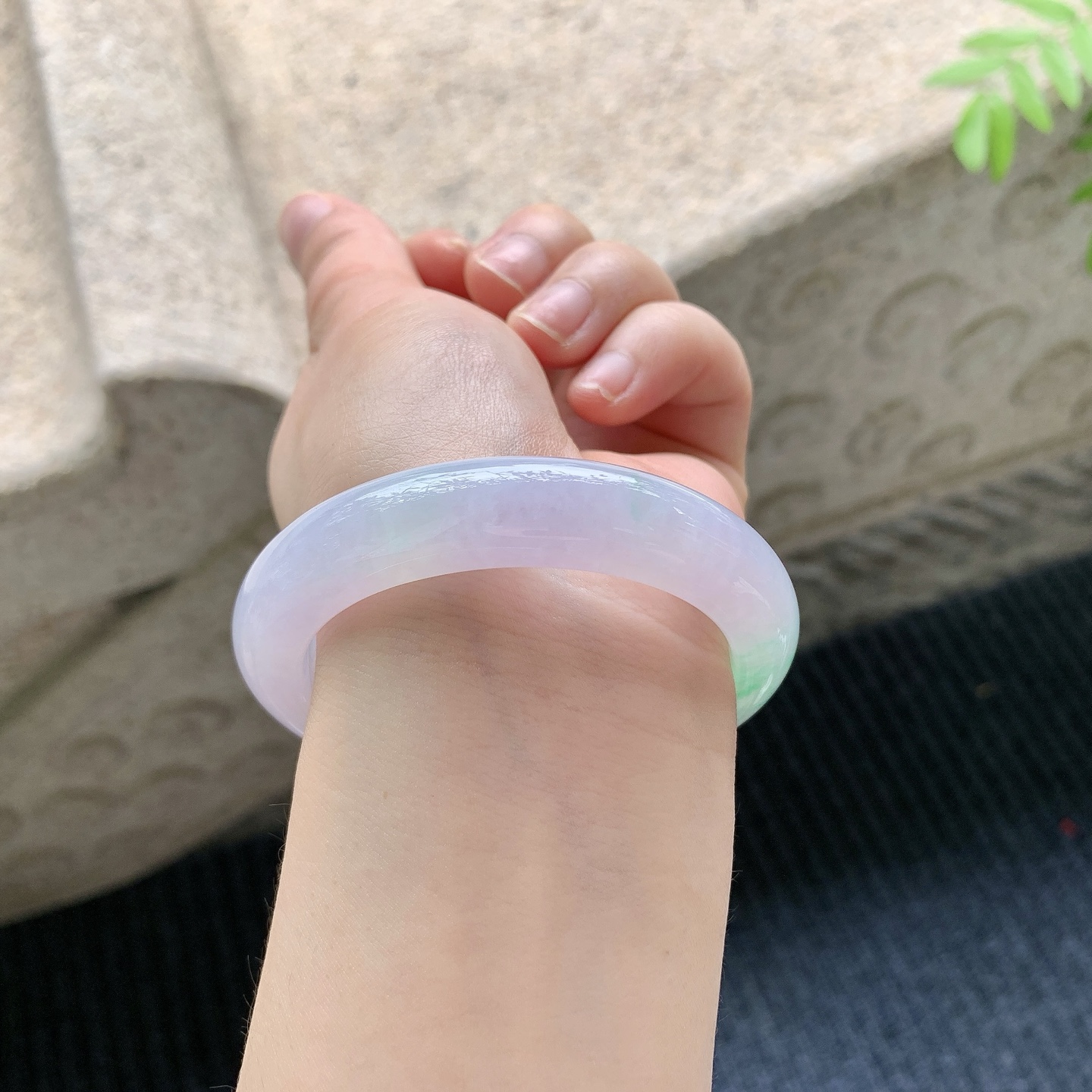 正圈51 52【圈口】52.4/11.8/9【编码】DZ041218【描述】冰糯春彩，水润，种老，细腻，打灯有纹线