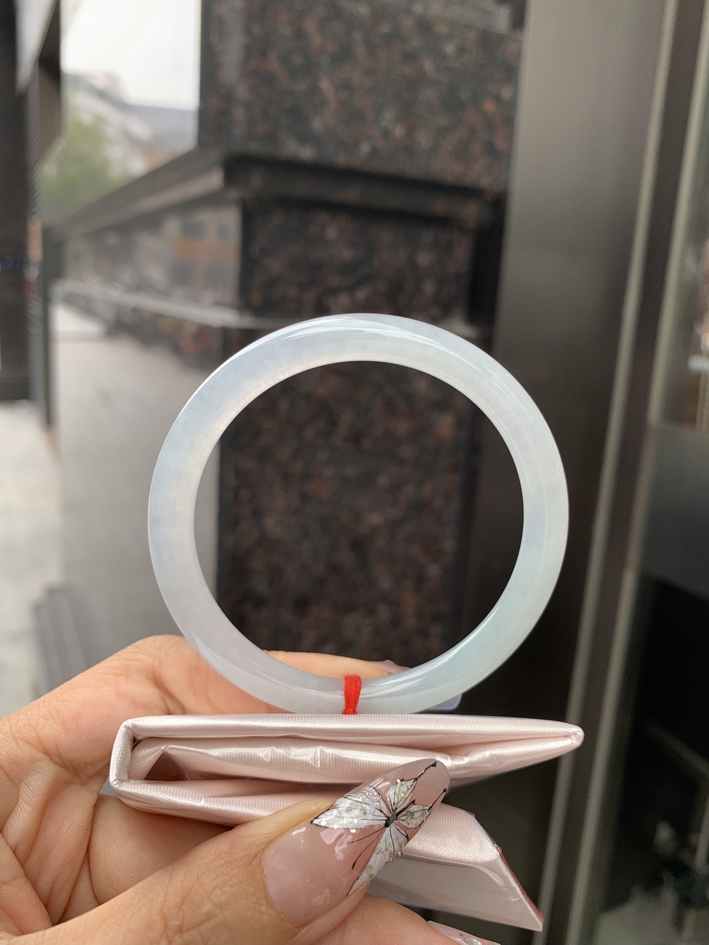 白月光美人条 54.5-7.3-6 0412-N410-6 打灯细纹，底妆细腻，水水润润的白月光，如同夜空中最温柔的那一抹月光，轻轻洒落你的手腕，带来一份宁静与雅致