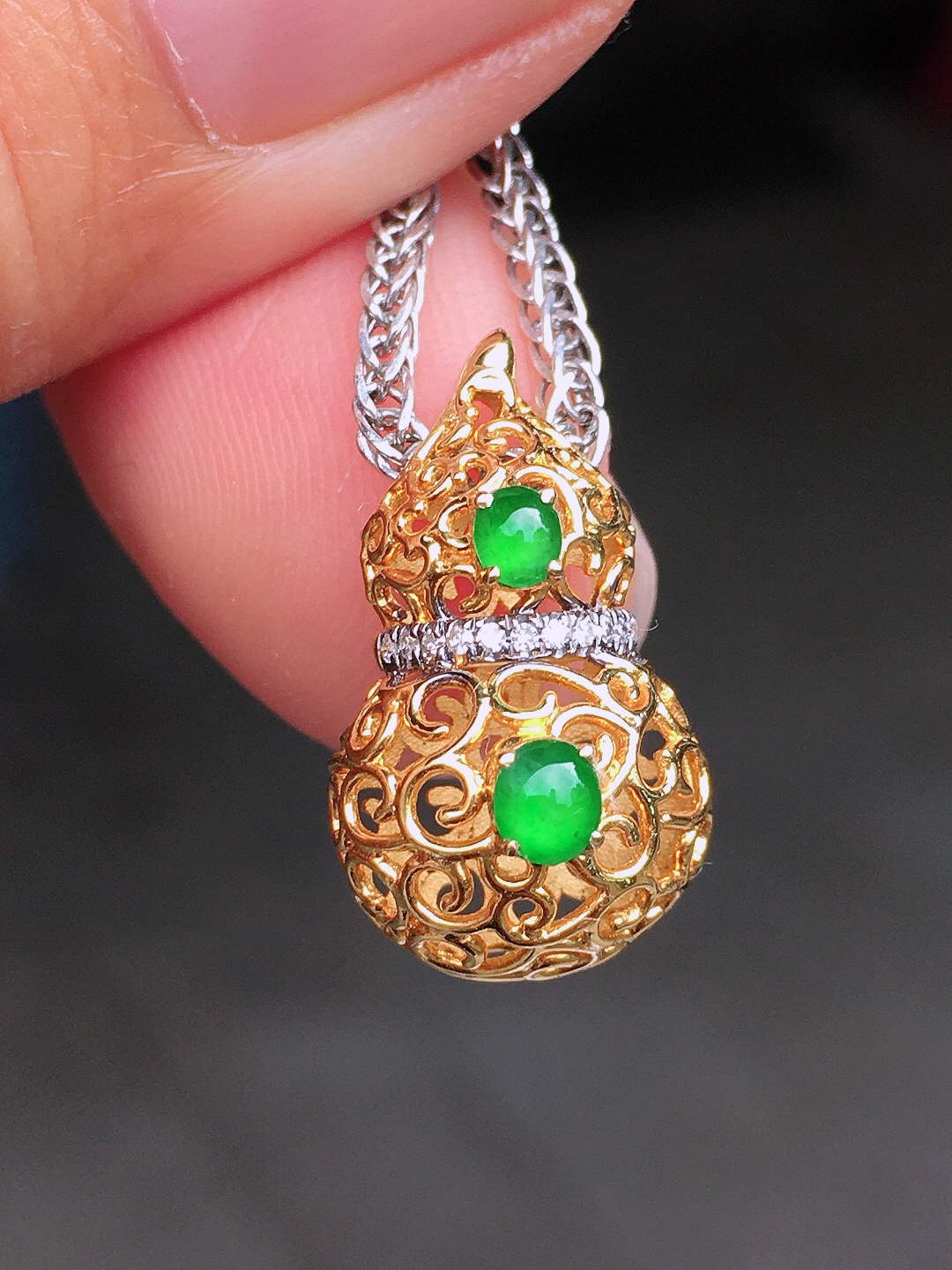 阳绿葫芦吊坠，色泽均匀艳丽，玉质细腻，荧光感超
强，饱满圆润，尽显优雅气质，18k
金豪华镶嵌