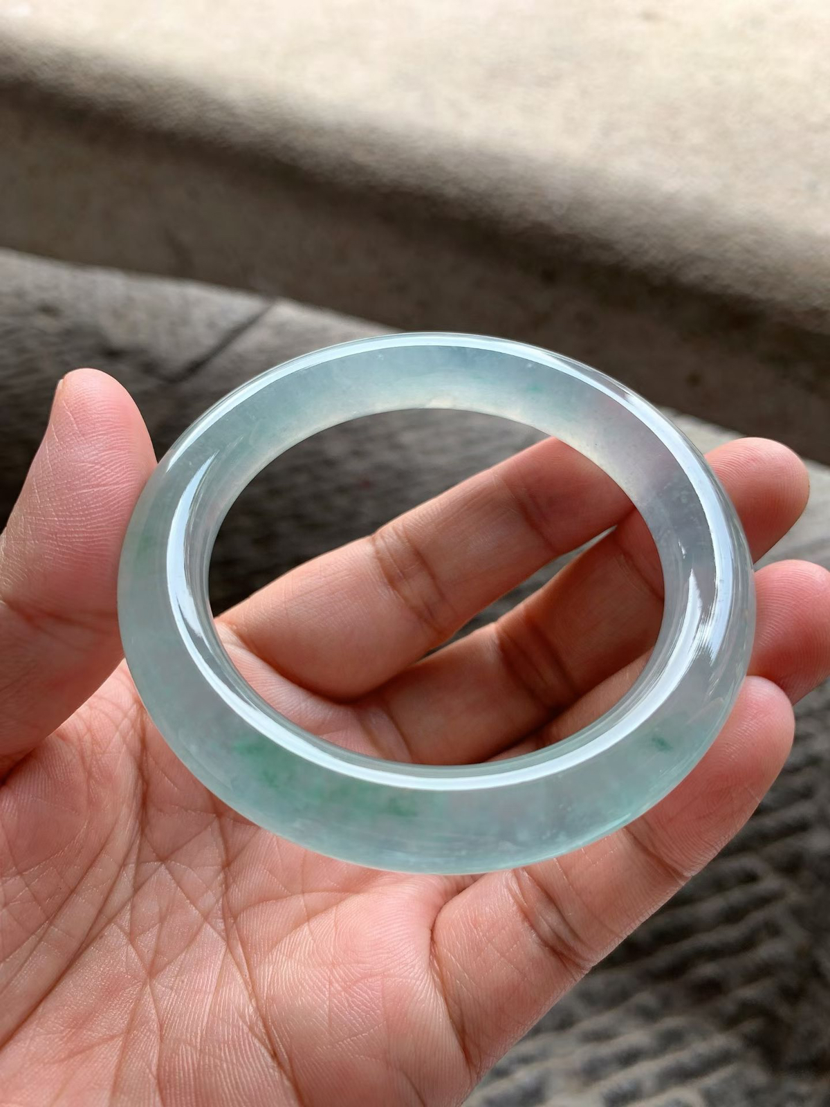 老坑种飘绿花圆条手镯尺寸54.5*10*10 通体冰透，清润水灵，胶感十足，绿花灵气轻盈，上手清冷贵气！