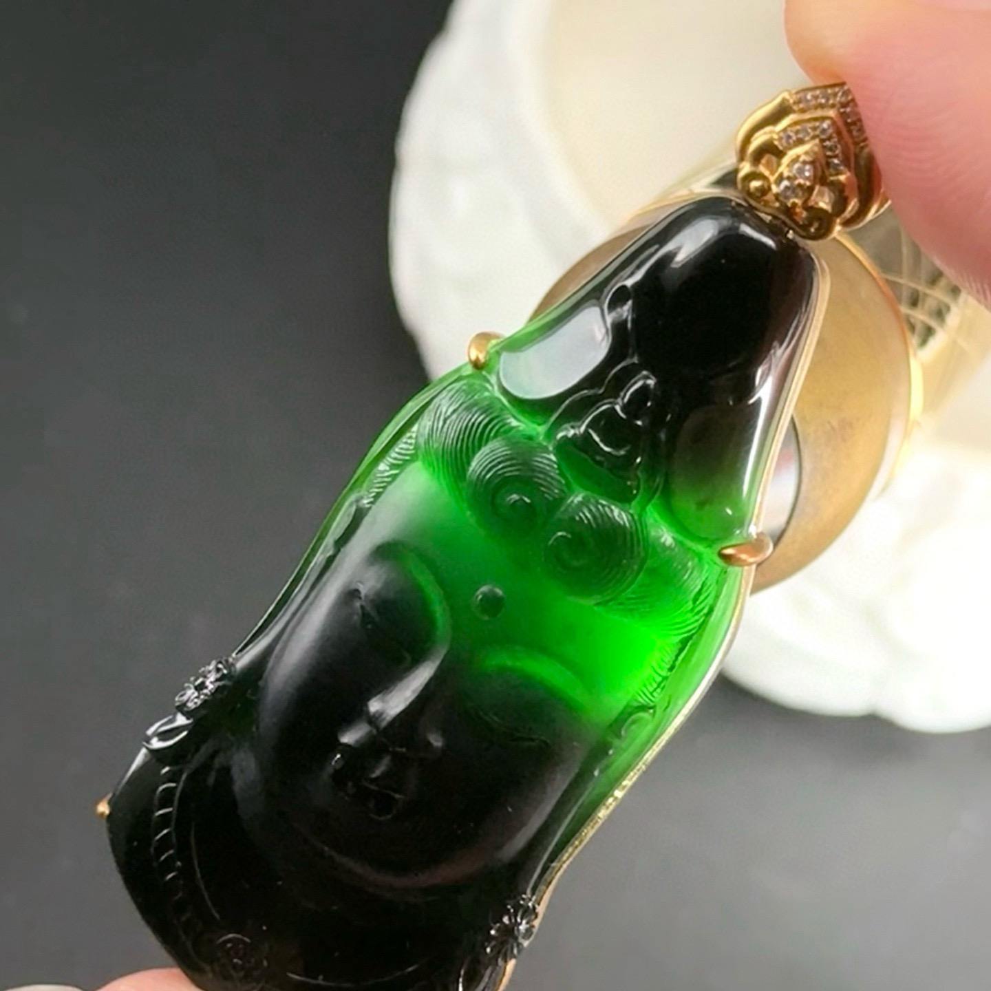 精品18k墨翠观音头 种好色正 黑度极好 打灯通透 油性十足 尺寸57.6