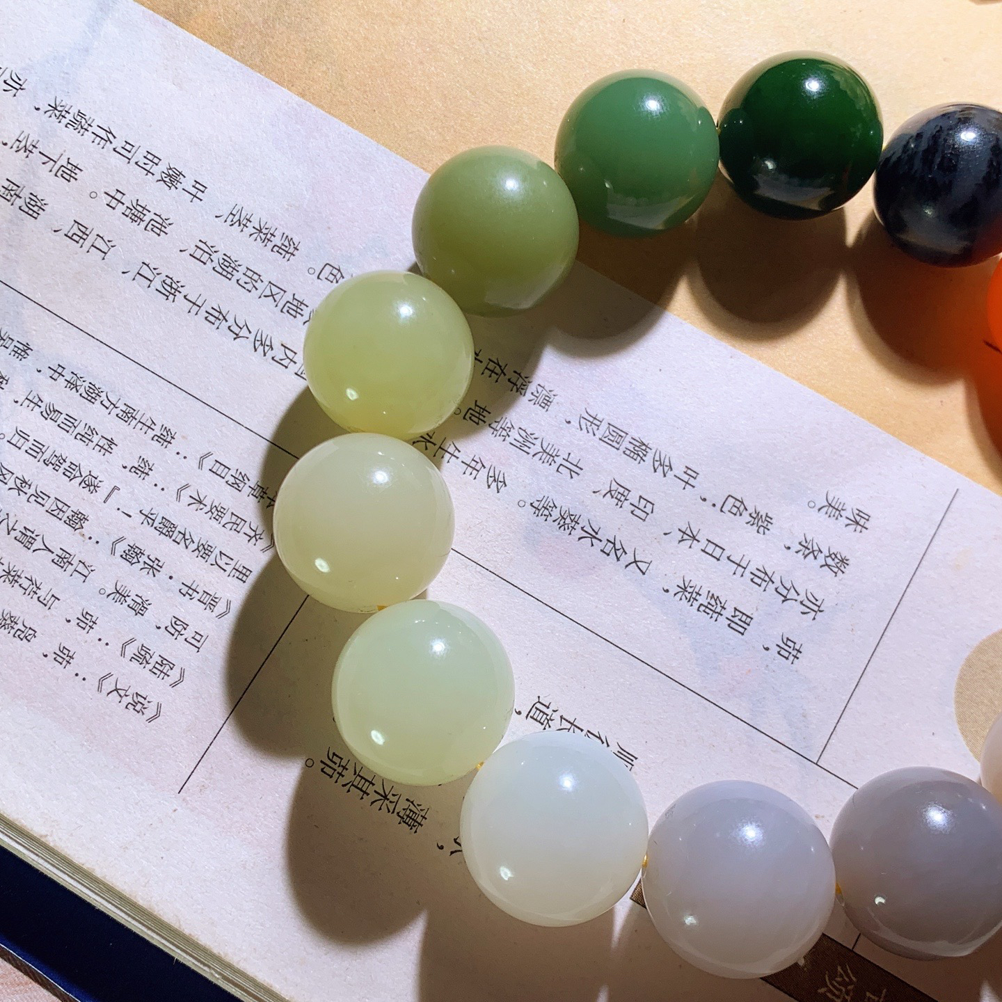 新疆和田玉多宝圆珠手串 单颗尺寸16重90克 玉质细腻油润 底色纯净 脂粉好，品质好。lt260410