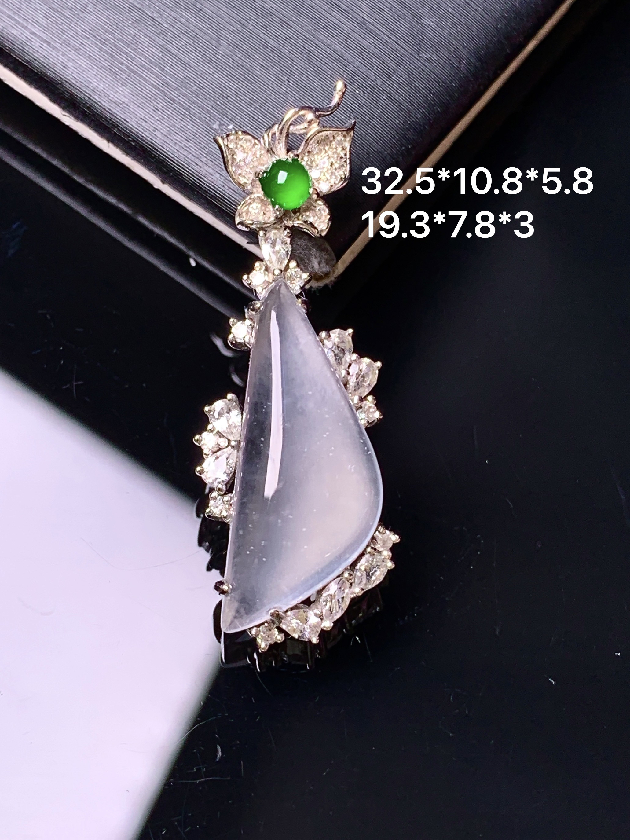 18k金钻镶嵌冰种随形吊坠 玉质细腻 色泽艳丽清新 水润亮眼 整体尺寸32.5*10.8*5.8c5