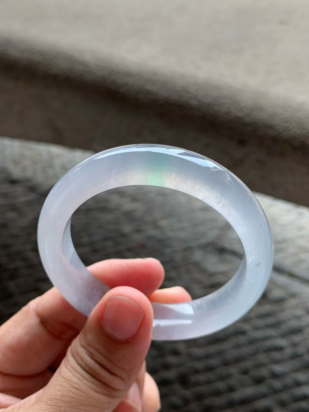 飘绿丝正圈手镯，尺寸53*12.5*8.5 老坑种水，底子纯净细腻，通透无比，清润水灵，起光起胶，微淡紫底，色调柔和，一抹绿花灵气清新！