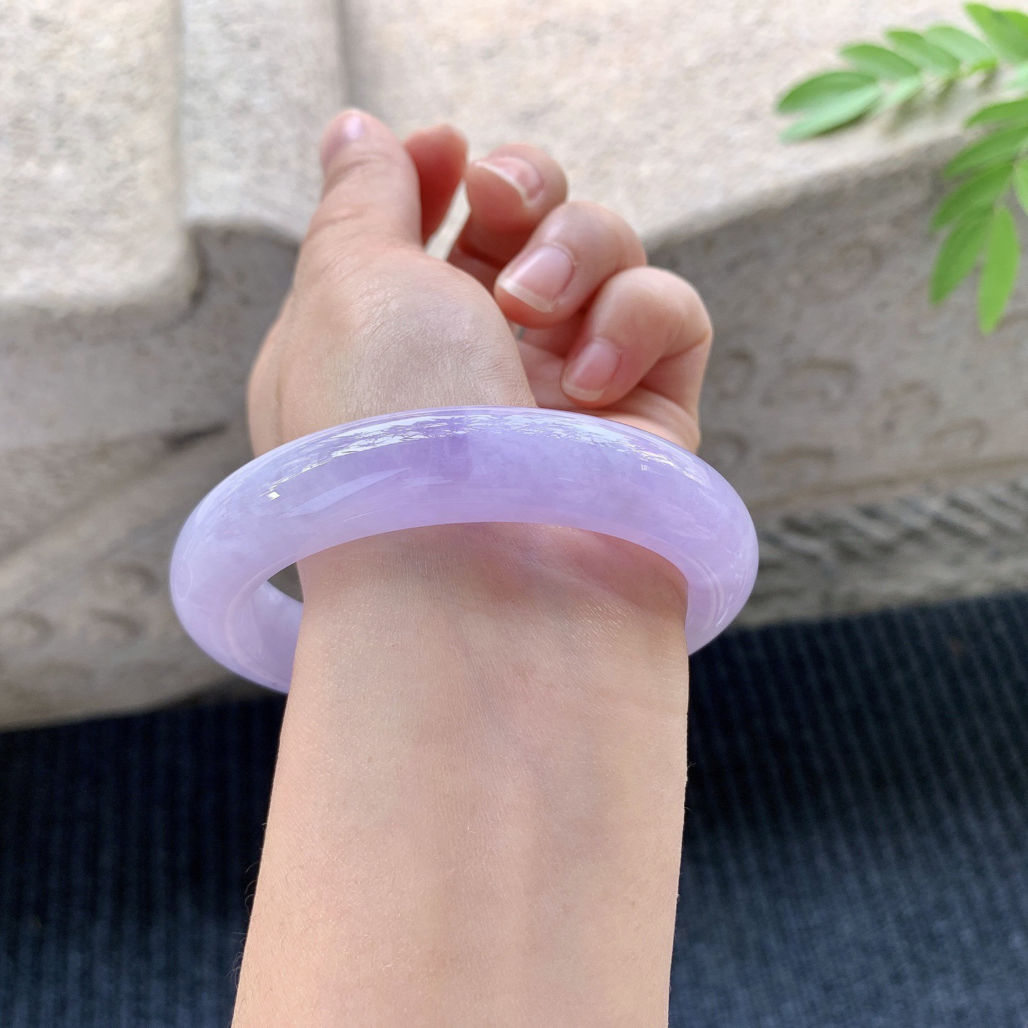 正圈59 60
【圈口】60.5/13.1/9.1
【描述】紫罗兰，满紫，水润，种老，细腻，打灯有晶体线！