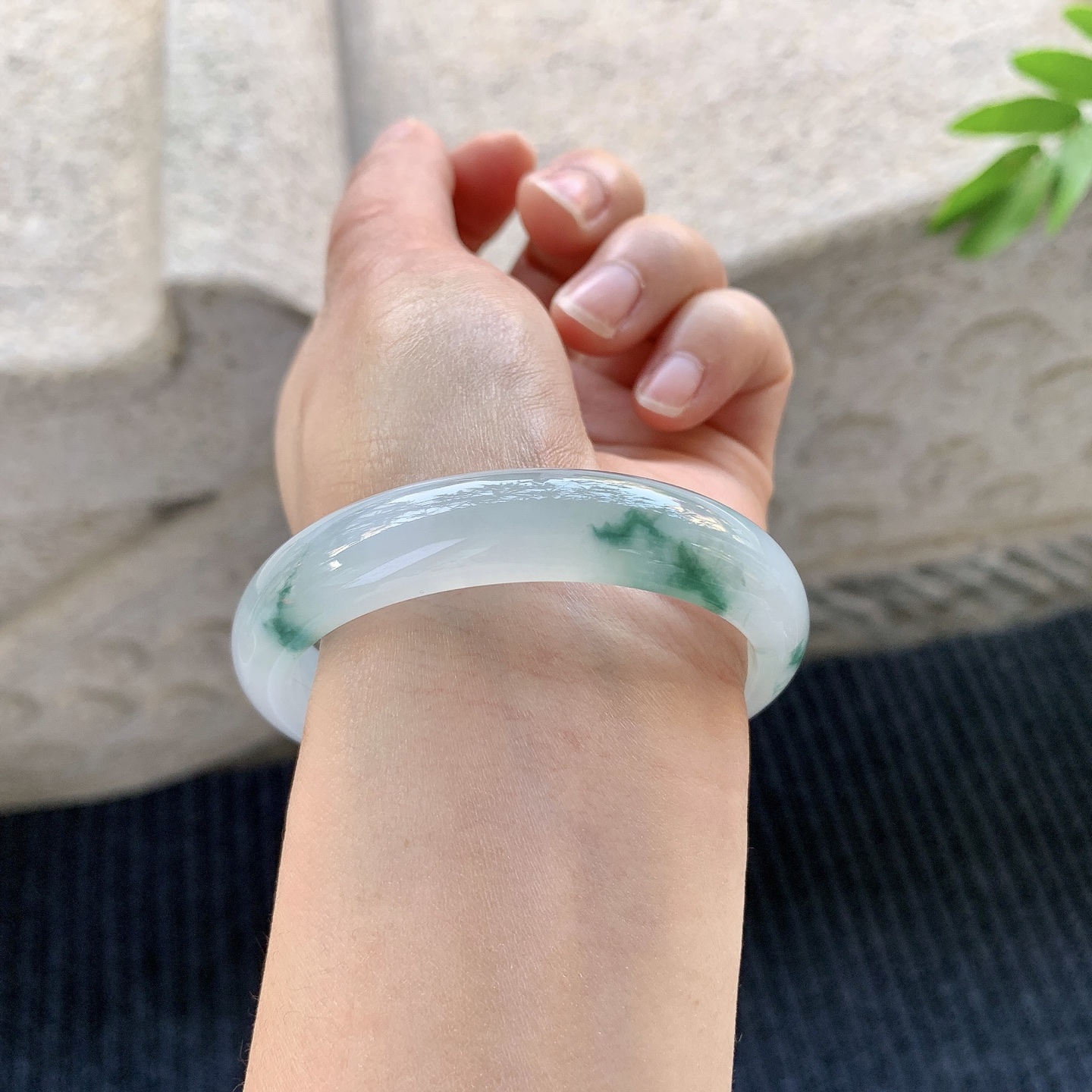 正圈52 53【圈口】53.8/11.4/7.1【编码】A1120641【描述】糯冰飘花，水润，种老，细腻，打灯有 絮线