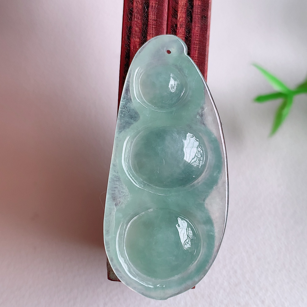 冰润福豆翡翠挂件，老种飘花  冰清玉洁  胶感十足  寓意“四季平安，福气满满”颜色鲜艳，清新自然，饱满通透   W357.11  尺寸：39-18-5.8mm