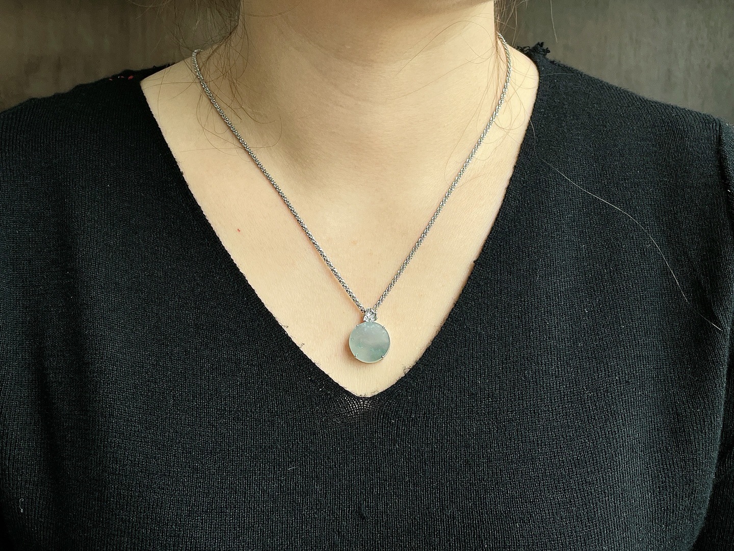 【镶嵌】冰飘花圆牌无事牌吊坠 【说明】缅料 18k金镶嵌 无裂 性比高 【整体】22.3-16.2-5 【裸石】16-2.4 【重量】3克