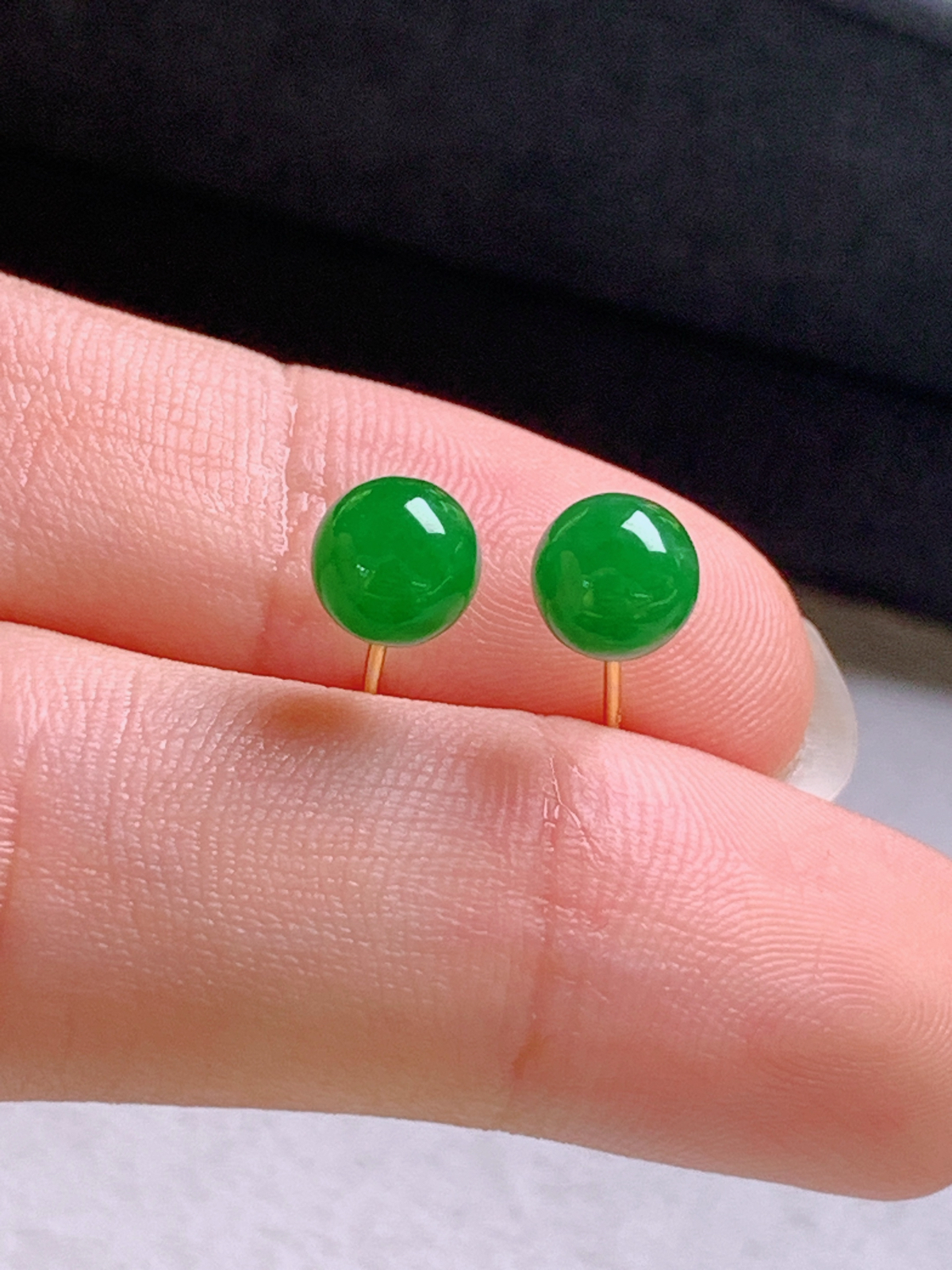 冰满绿珠珠耳钉，色好圆润
卡5.8