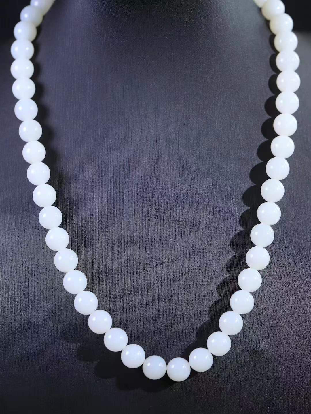 【珠圆玉润.项链】

精品和田玉白玉珠圆玉润项链，项链承载断除百八烦恼的祈愿，亦合四时流转之圆满，腕间颈间皆藏着人们对平安顺遂、福泽绵长的温柔期许。
重73.3克  尺寸取一9.9mm  45401099A