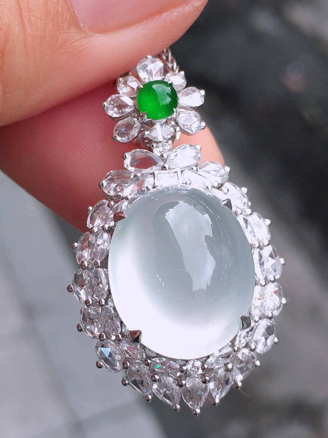 冰种蛋面吊坠，玉质细腻，荧光感超
强，饱满圆润，尽显优雅气质，18k
金豪华镶嵌