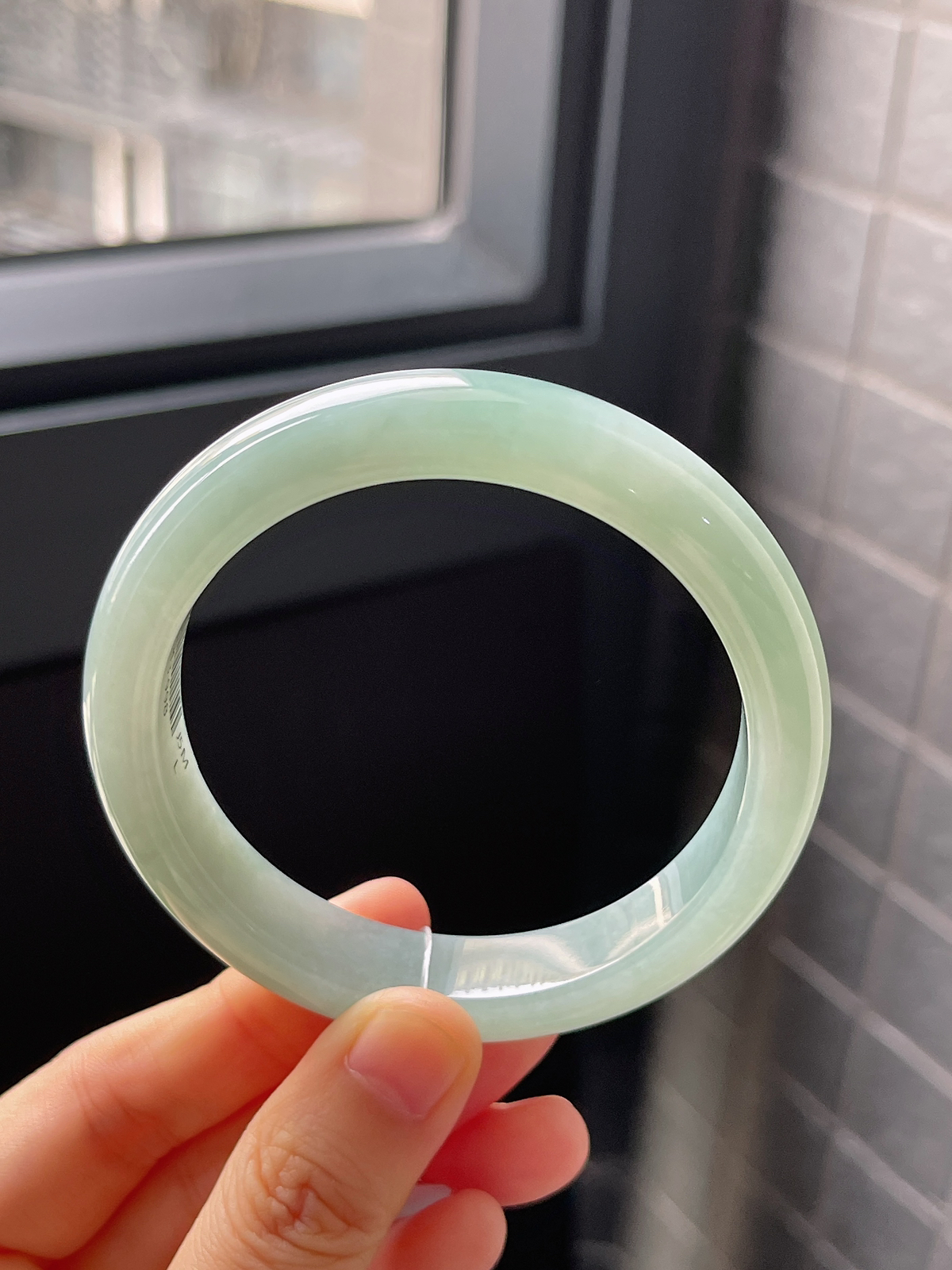 正圈57.4圈口，翡翠冰糯种淡绿色手镯