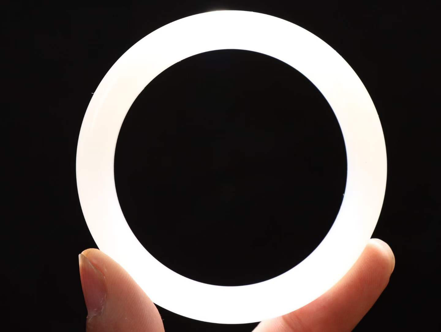 【花样年华】

精品和田玉白玉手镯，质地油润细腻，色泽高贵典雅，镯型古朴典雅。在诗情画意的雨巷相遇，你是我腕间的一抹风情，有你眸有深情，清风荡漾湖间静水，我愿俯身低眉，在烟波涟漪处，寻你深情倩影。重46.6克内径圈口54mm尺寸54-11.5-8.3mm FSO26248038218