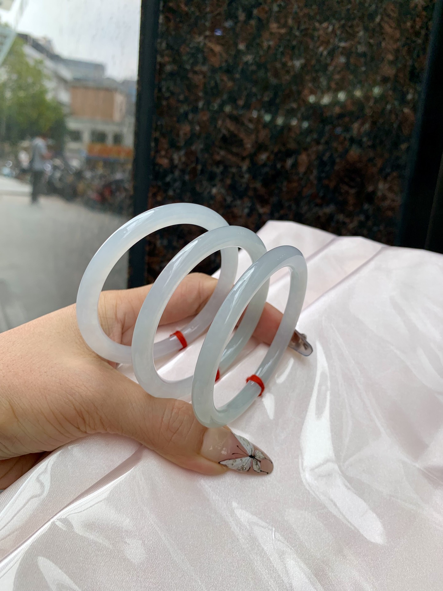 白月光美人条 54-7-5.4 0412-N410-4 打灯细纹，底妆细腻，水水润润的白月光，如同夜空中最温柔的那一抹月光，轻轻洒落你的手腕，带来一份宁静与雅致