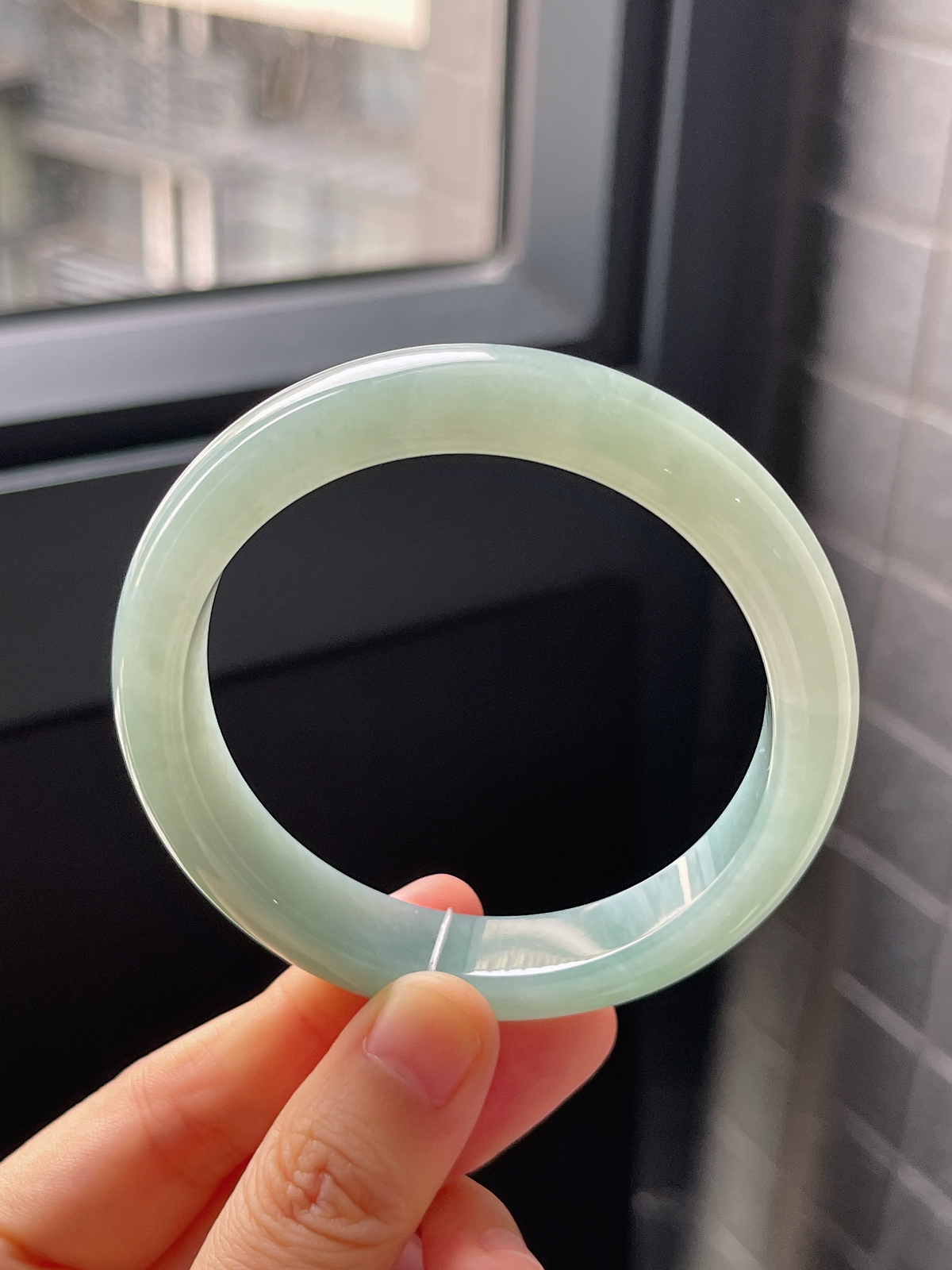 正圈57.4圈口，翡翠冰糯种淡绿色手镯