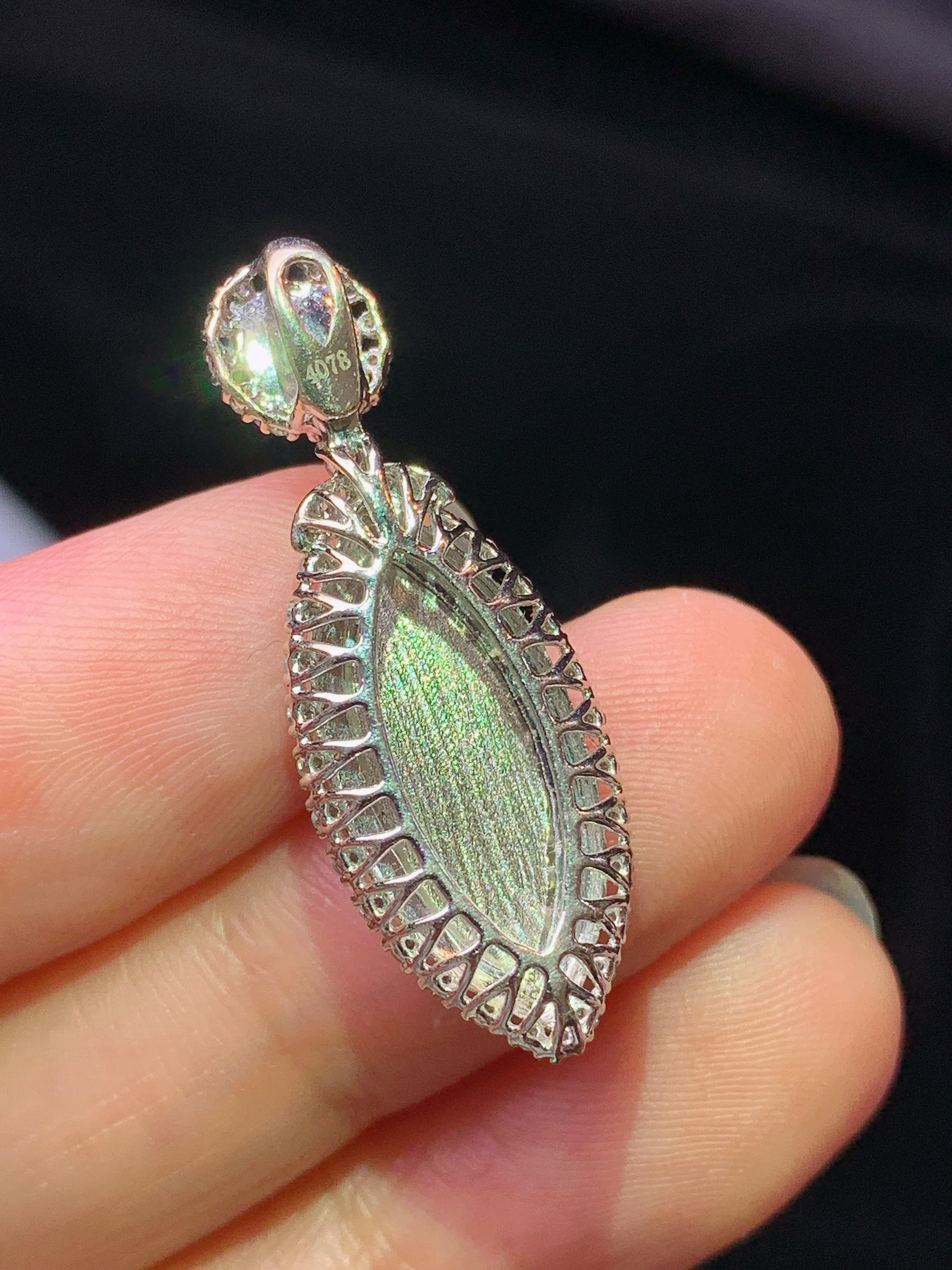 18k金钻镶嵌翠绿马眼吊坠 玉质细腻 色泽艳丽清新 水润亮眼 整体尺寸31*11.3*7j2