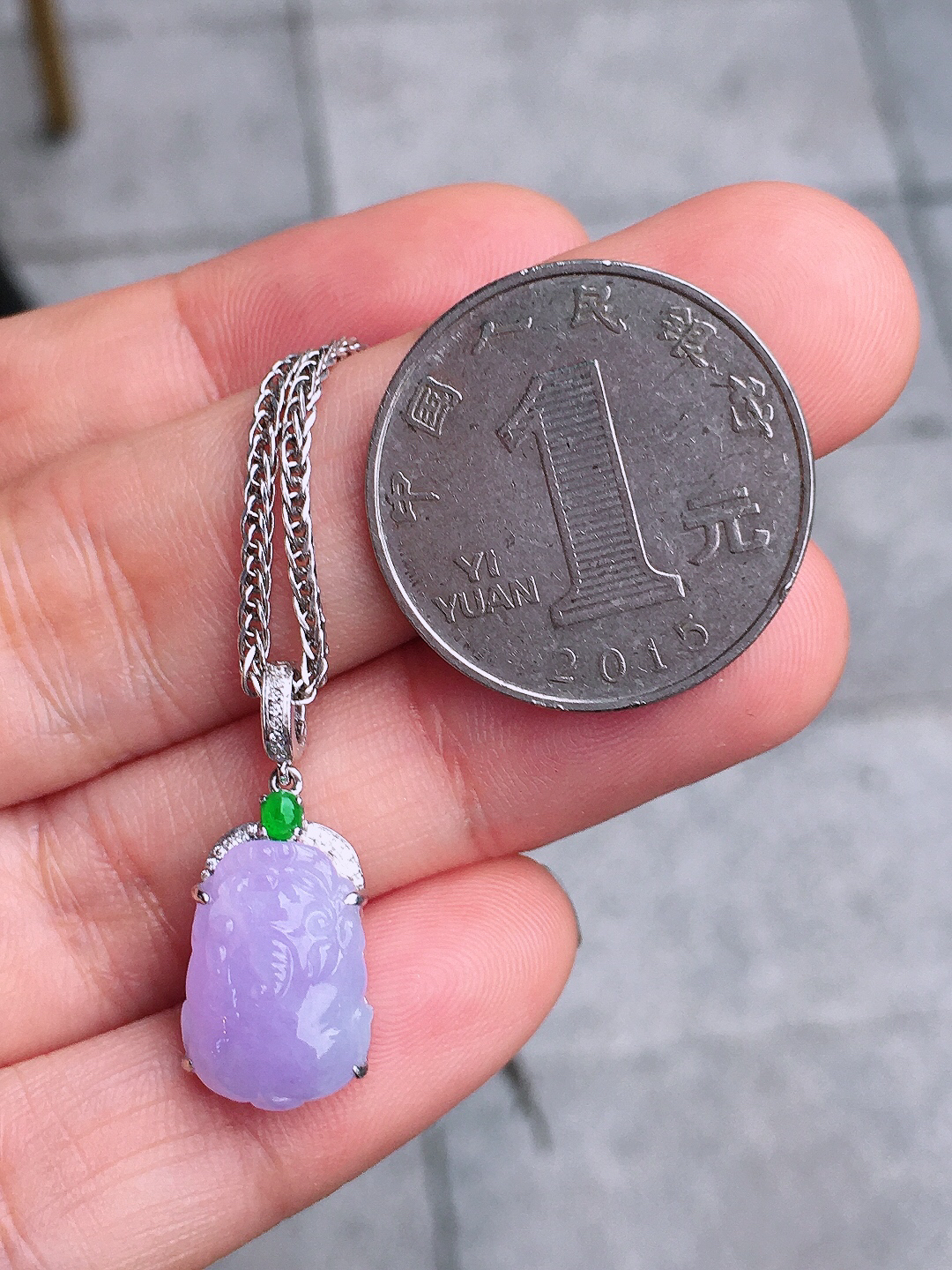 紫罗兰貔貅吊坠，色泽均匀艳丽，玉质细腻，荧光感超
强，饱满圆润，尽显优雅气质，18k
金豪华镶嵌