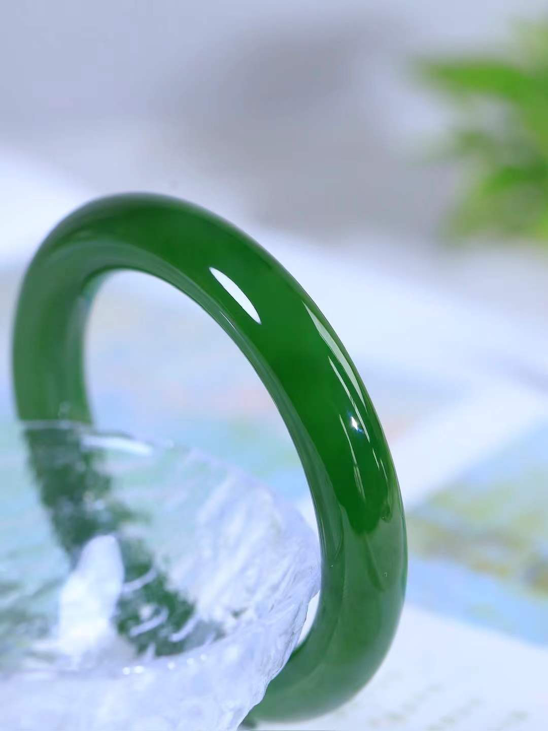 【悠悠芳华.镯】

收藏级臻品️和田玉碧玉手镯 玉质温润 青葱岁月，尽收腕中，婉转流畅，凝岁月悠长。盈一眸恬淡，挽一抹绿意。重63.8克 内径56mm尺寸11.7-10.7mm56401113T