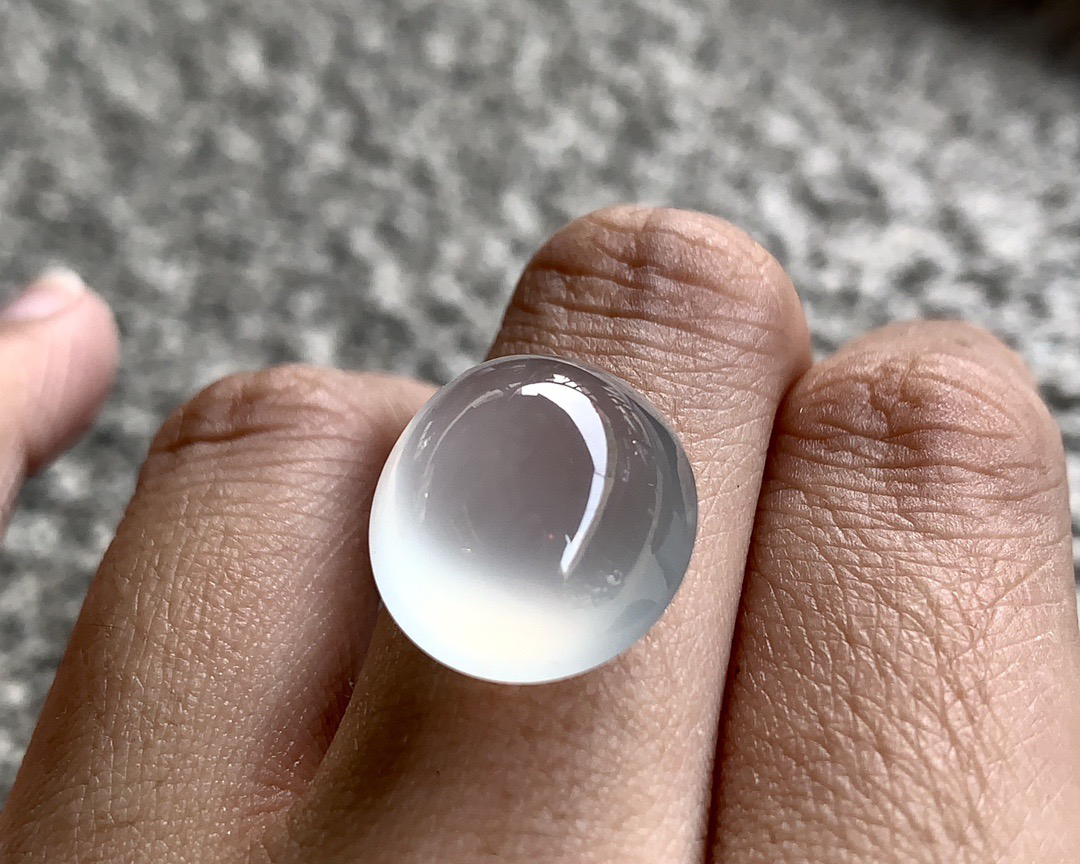 ️ 高冰蛋面，起荧起胶，肉眼不见棉絮，仅余一汪清冽冰湖在戒面荡漾  
尺寸16.8×15×9.8