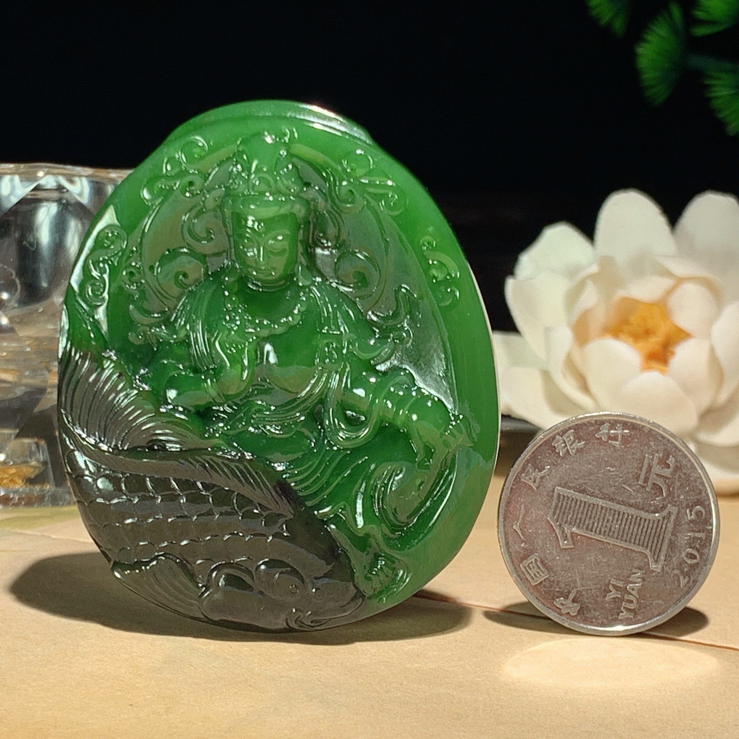 和田玉7号矿红皮料阳绿俄罗斯碧玉坐莲观音牌子挂件。尺寸59/49/13重65.5克 玉质细腻油润 底色纯净 脂粉好，品质好！lt260410