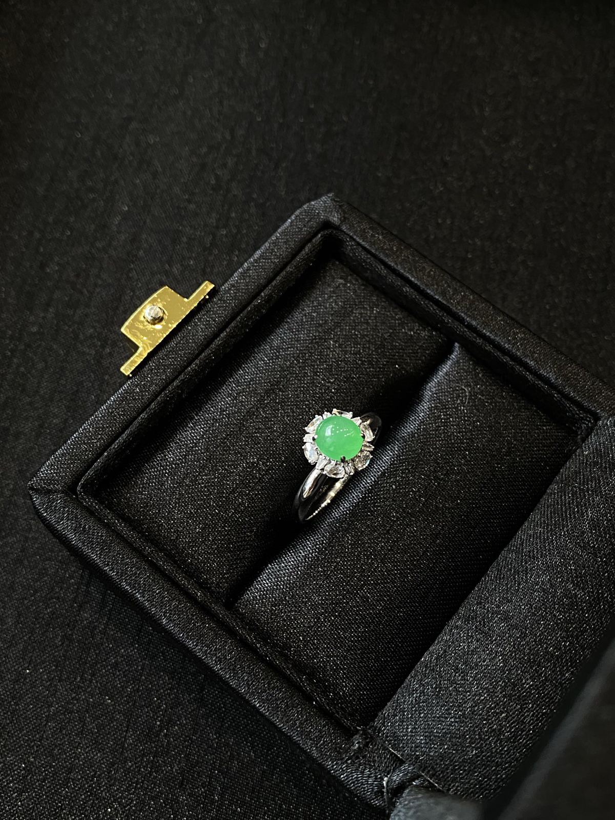 18Ｋ冰阳绿蛋面戒指
整体9.8/9.4/8.9
裸石6.4/5.9/3