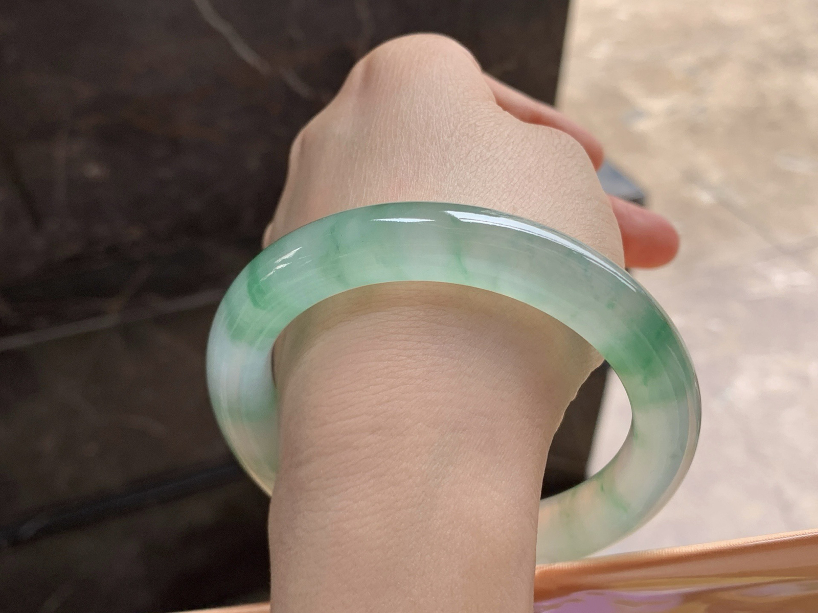 58.5-11.3

冰种绿花圆条手镯^_^种老 飘花好看