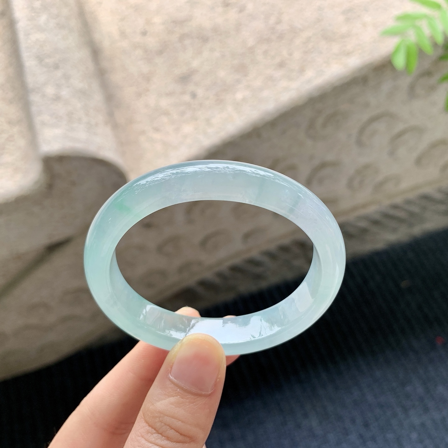 贵妃51 52【圈口】52.7/44.6/11.6/7.5【编码】DZ041214【描述】冰糯晴绿，水润，种老，细腻，无裂