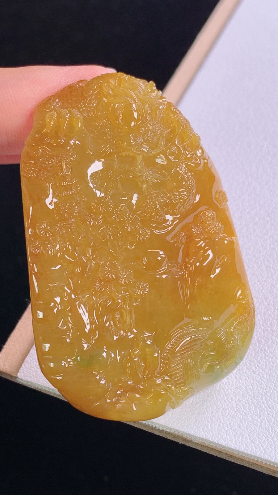 黄翡山水牌
天然黄翡，雕工精湛，
尺寸:55.6-36.9-11.7mm 9