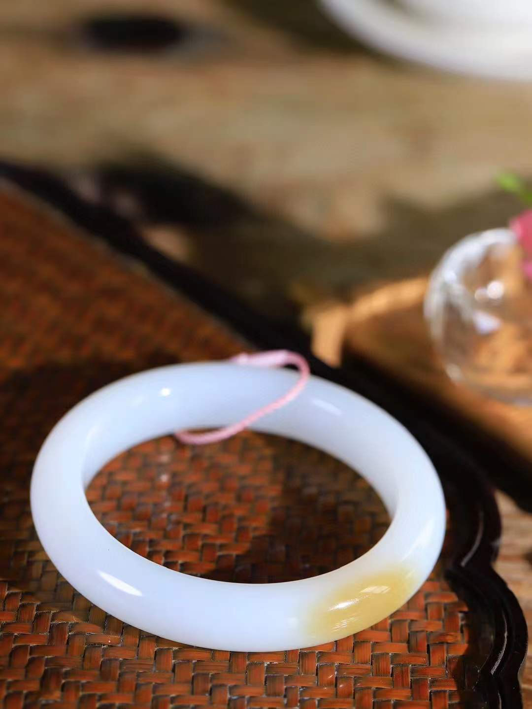 【暖玉生香·手镯】

精品和田玉糖白玉手镯，质地油润细腻，色泽高贵典雅，镯型古朴典雅。在诗情画意的雨巷相遇，你是我腕间的一抹风情，有你眸有深情，清风荡漾湖间静水，我愿俯身低眉，在烟波涟漪处，寻你深情倩影。内径54.5mm尺寸12-9.5mm重54.5克  69401158A