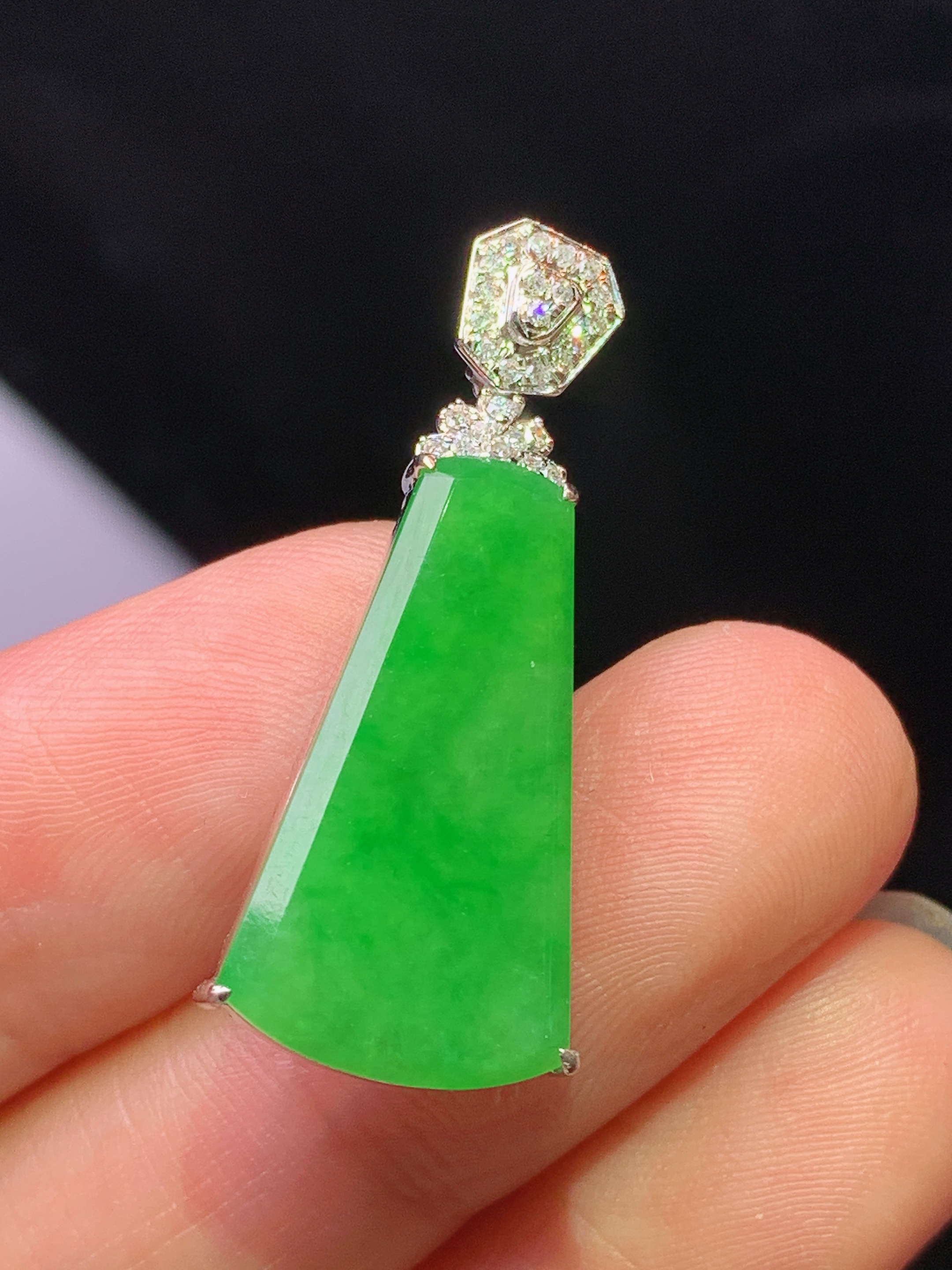 18k金钻镶嵌翠绿无事牌吊坠 玉质细腻 色泽艳丽清新 水润亮眼 整体尺寸30.6*11.8*6j2