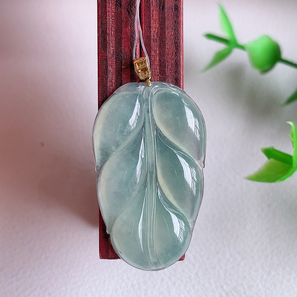 18k金扣冰润金枝玉叶翡翠吊坠  老种起胶感  飘花灵动  寓意“金枝玉叶，大业有成，一夜成名”  饱满大气，水润通透。W49.11 尺寸：30.8-18.8-3.5mm