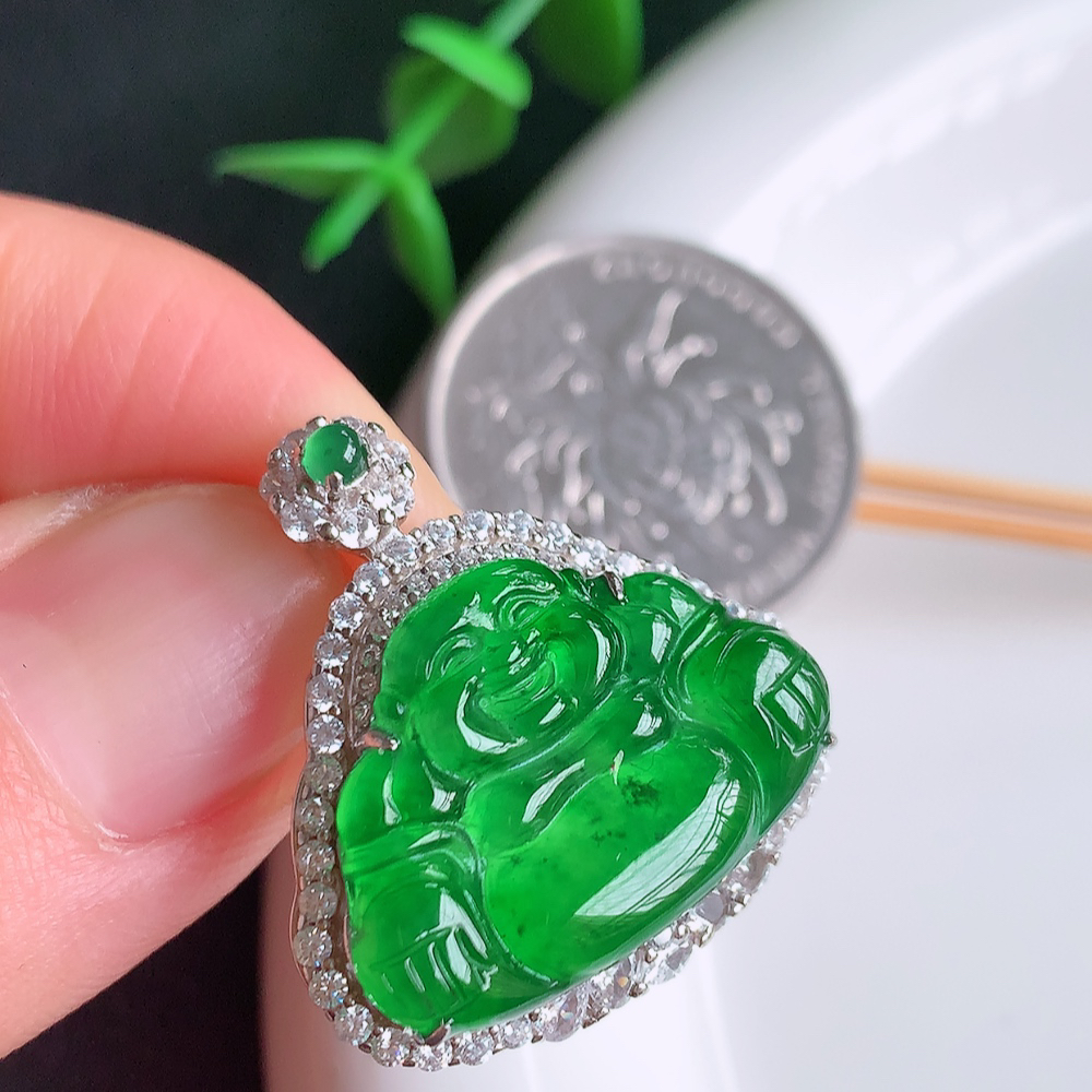 冰润满绿925银镶佛公挂件 玉质细腻  精雕弥勒佛，笑佛福耳垂肩，面相喜庆，开怀大笑，憨态可掬。惟妙惟肖，寓意福禄双全，吉祥美满，笑口常开 W481.11  整体尺寸：26.8-25-9mm   裸石尺寸：15.8-22.5mm