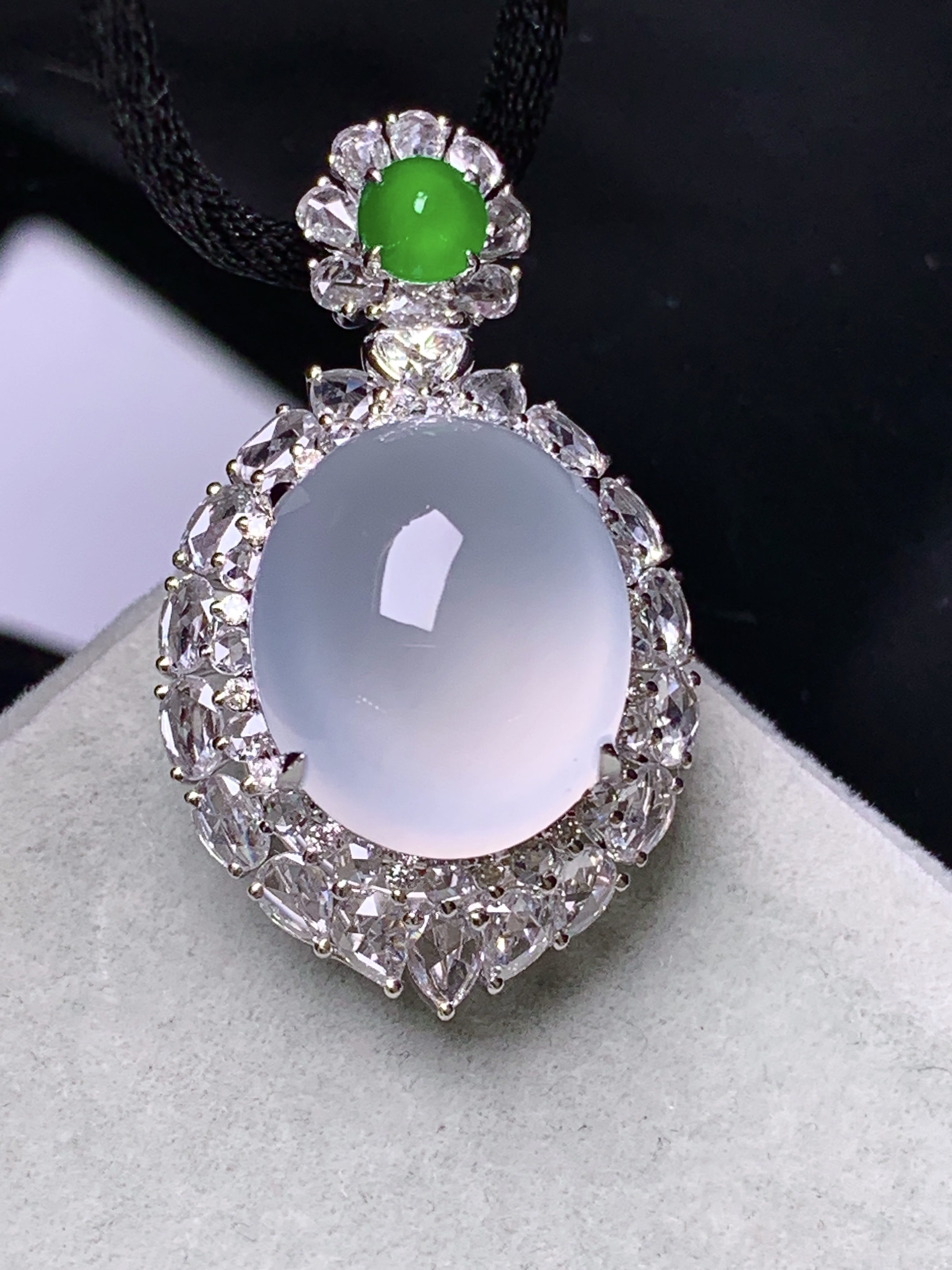 18k金钻镶嵌冰种蛋面吊坠 玉质细腻 色泽艳丽清新 水润亮眼 整体尺寸34*20*15.5k2