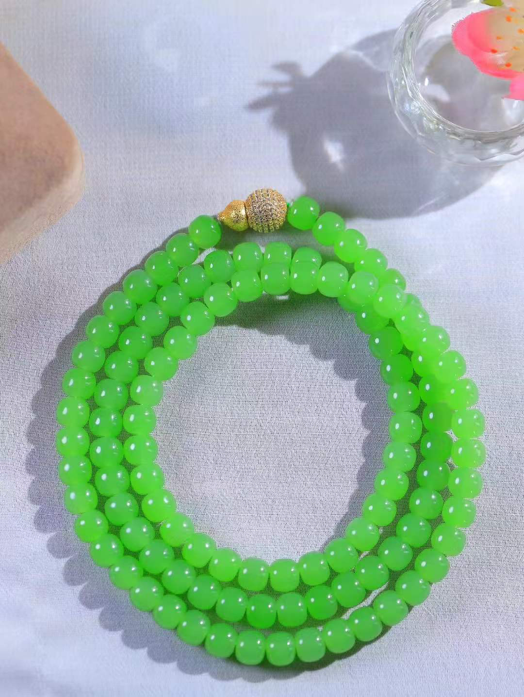 （老型珠.项链）

典藏级臻品️和田玉碧玉果绿老型珠项链 玉质温润细腻 佩戴舒适。间关莺语花底滑，一生美好时光，无论身在何处，都有它相伴相守。事事顺遂，幸福美满，吉祥如意。重59克   尺寸取一5.8-6.9mm   FDT-79401031